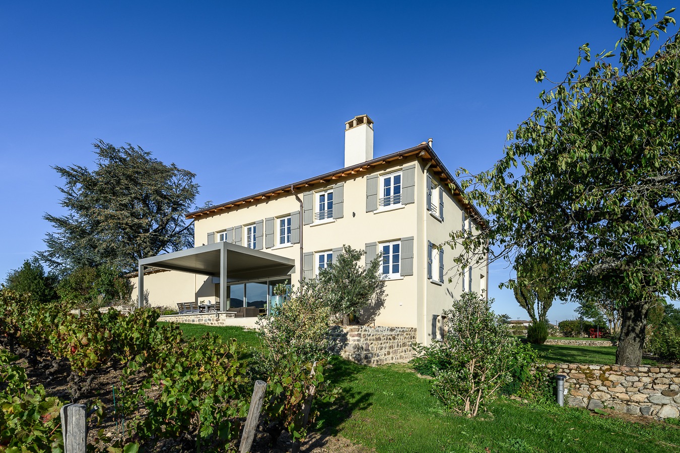 RENOVATION LOURDE d'une bâtisse beaujolaise traditionnelle pour y aménager une maison familiale.
AVANT/APRES
Les terrasses du coté des vignes ont été totalement réaménagées : revégétalisation et couverture partielle par une pergola protégeant la grande baie créée. Reconstruction de murets
La couverture ainsi que les façades ont été totalement rénovées avec mise en valeur des éléments en pierre apparente.
#bonsens #bonsensarchitectes #rénovation #travauxmaison #maisonbeaujolaise #avantaprestravaux