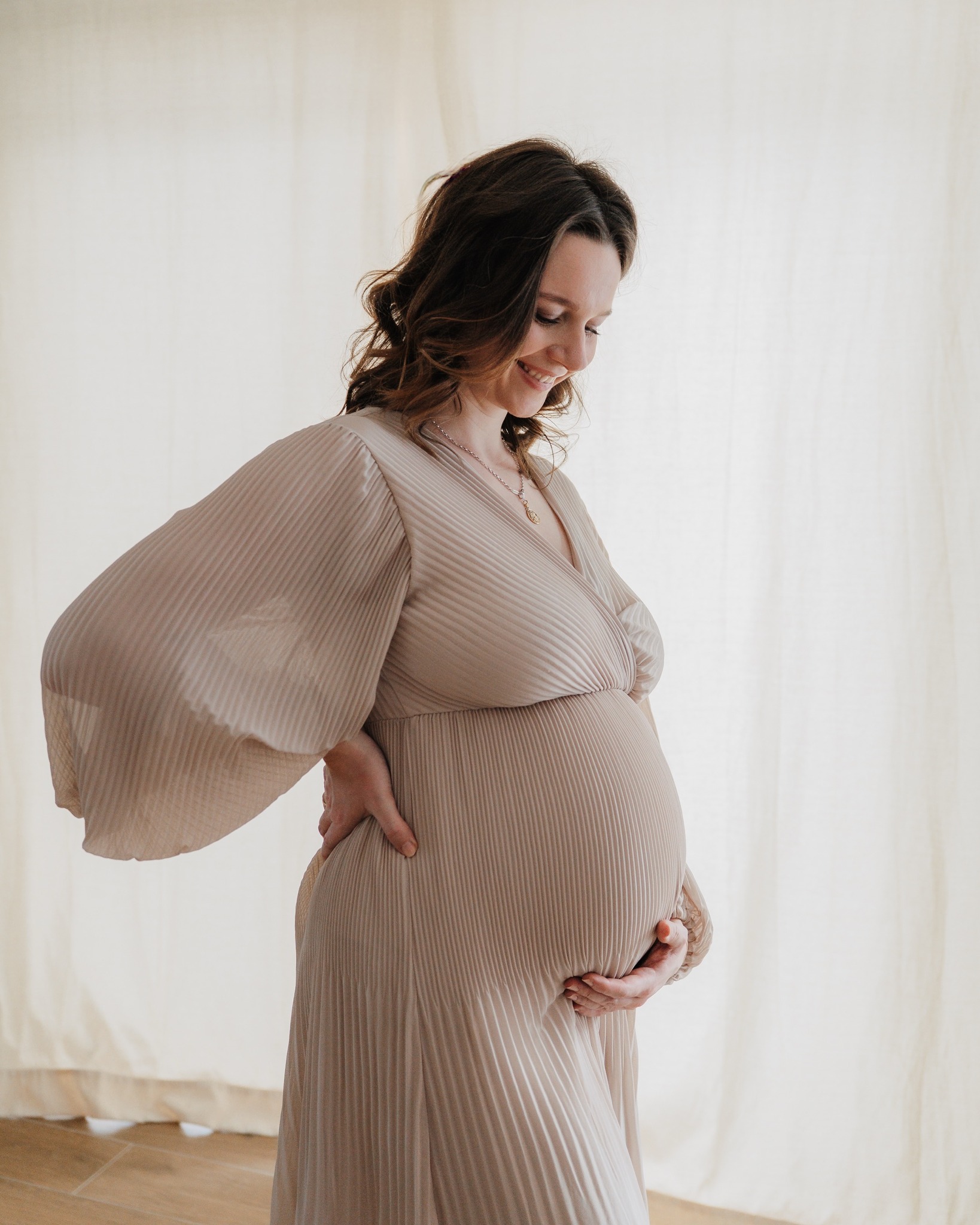 Du bist schwanger oder gerade Mama geworden?
Dann lies das bitte bis zum Ende.
Diese Zeit ist leise. Intensiv. Einmalig.
Und sie vergeht schneller, als man denkt.
Genau deshalb begleite ich werdende & frisch gebackene Mamas von Anfang an – und mit ganz viel Ruhe.
Du musst nichts planen, nichts vorbereiten, nichts „leisten“. Du darfst einfach da sein. Ich kümmere mich um den Rest.
✨ Kundenkleiderschrank für Mama & Kind
✨ persönlicher Anprobetermin
✨ liebevoller Shooting-Guide, der dir Sicherheit gibt
✨ Beratung & Locations, an denen ihr euch wirklich wohlfühlt
✨ sanfte, natürliche Bildbearbeitung mit Blick fürs Detail
✨ hochwertige Online-Galerie – inkl. Möglichkeit für Fotoprodukte
Wenn du dir Erinnerungen wünschst,
die sich auch Jahre später noch genauso anfühlen wie jetzt –
schreib mir einfach direkt hier 💛
Babybauch Shooting Bad Segeberg
Newborn Fotografie Bad Oldesloe
Familienfotografin Reinfeld
Schwangerschaftsfotografie Schleswig-Holstein
#momtobe #newbornshooting #fotografinmitherz