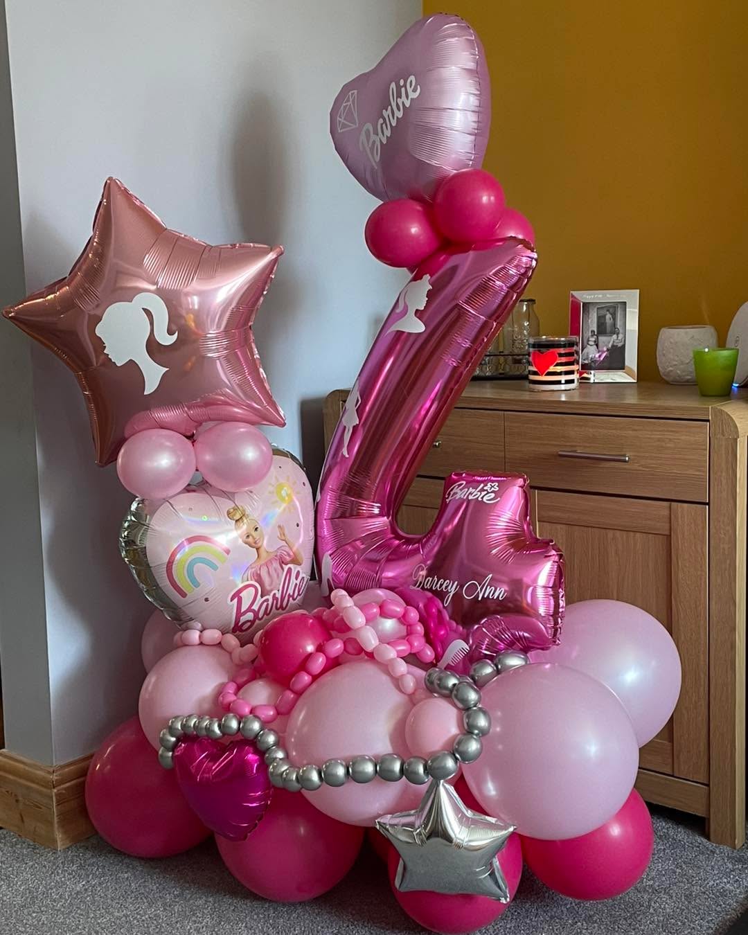 In a Barbie world
Barbie themed balloons.
We can adapt any design to natch any theme.