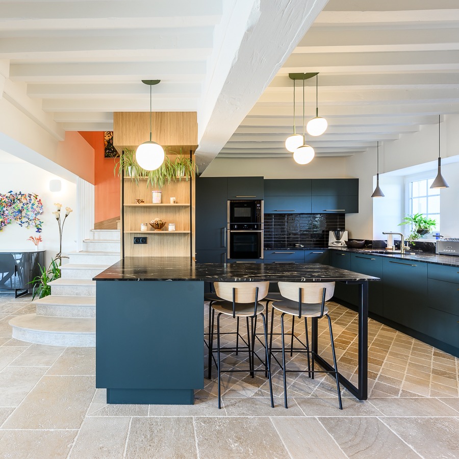 RENOVATION LOURDE d'une bâtisse beaujolaise
L'escalier a été totalement reconfiguré pour en faire une pièce maitresse de liaison des espaces tant au niveau horizontal que vertical. Au RDC il démarre par une volée massive habillée de pierre puis il s'allège avec une volée de chêne massif coordonnée avec la cuisine qui vient se loger dessous et en lien avec le plancher bois de l'étage.
#bonsens #bonsensarchitectes #pierreetbois #escaliersurmesure #escalierbois #escalierpierre