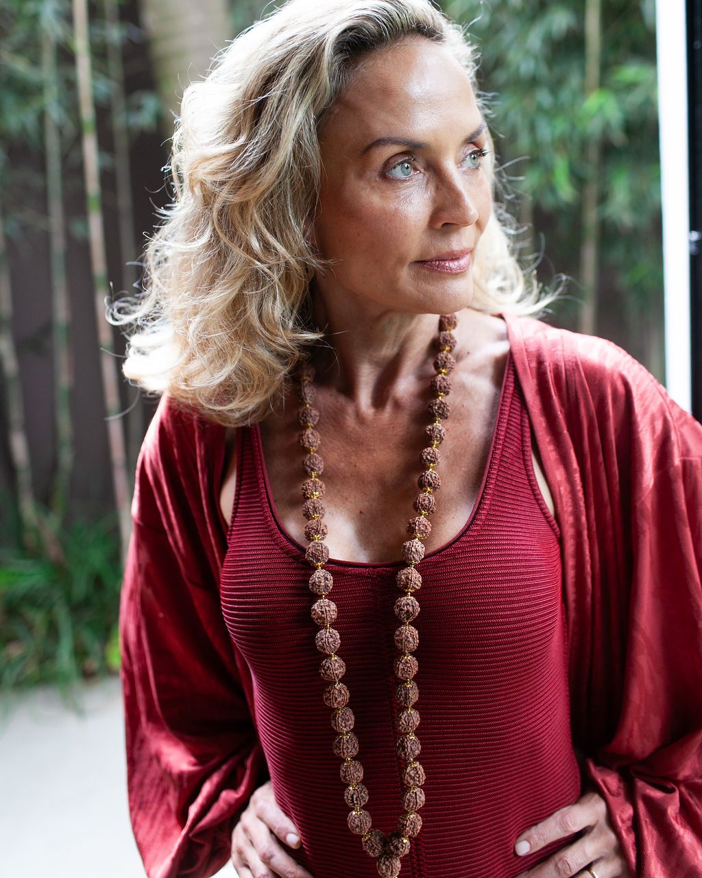 O Japamala Shiva com rudrakshas grandes carrega tradição, força simbólica e uma estética que atravessa o tempo. Cada semente natural revela autenticidade e transforma o colar em um convite diário à intenção, ao foco e à consciência.
Para quem entende que luxo não está no excesso, mas no significado.
Disponível na loja. Condições especiais em até 5x sem juros.
#LuxoComPropósito #Japamala #Rudraksha #AltaJoalheriaEspiritual #EstiloComSignificado #ElegânciaNatural #PeçasExclusivas #LifestylePremium #Sofisticação #JoiasComHistória