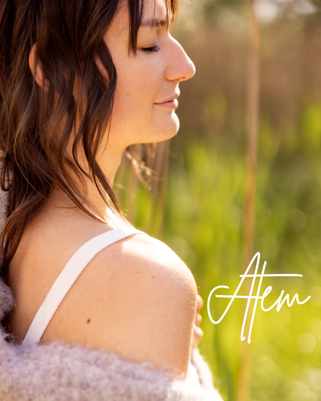 Atem bedeutet,
nichts festhalten zu müssen.
Kein Ziel.
Kein Richtig oder Falsch.
Im Yoga erinnert mich der Atem daran,
dass ich nicht mehr tun muss,
als da zu sein.
Ein- und ausatmen.
Mich tragen lassen.
Manchmal ist genau das genug.