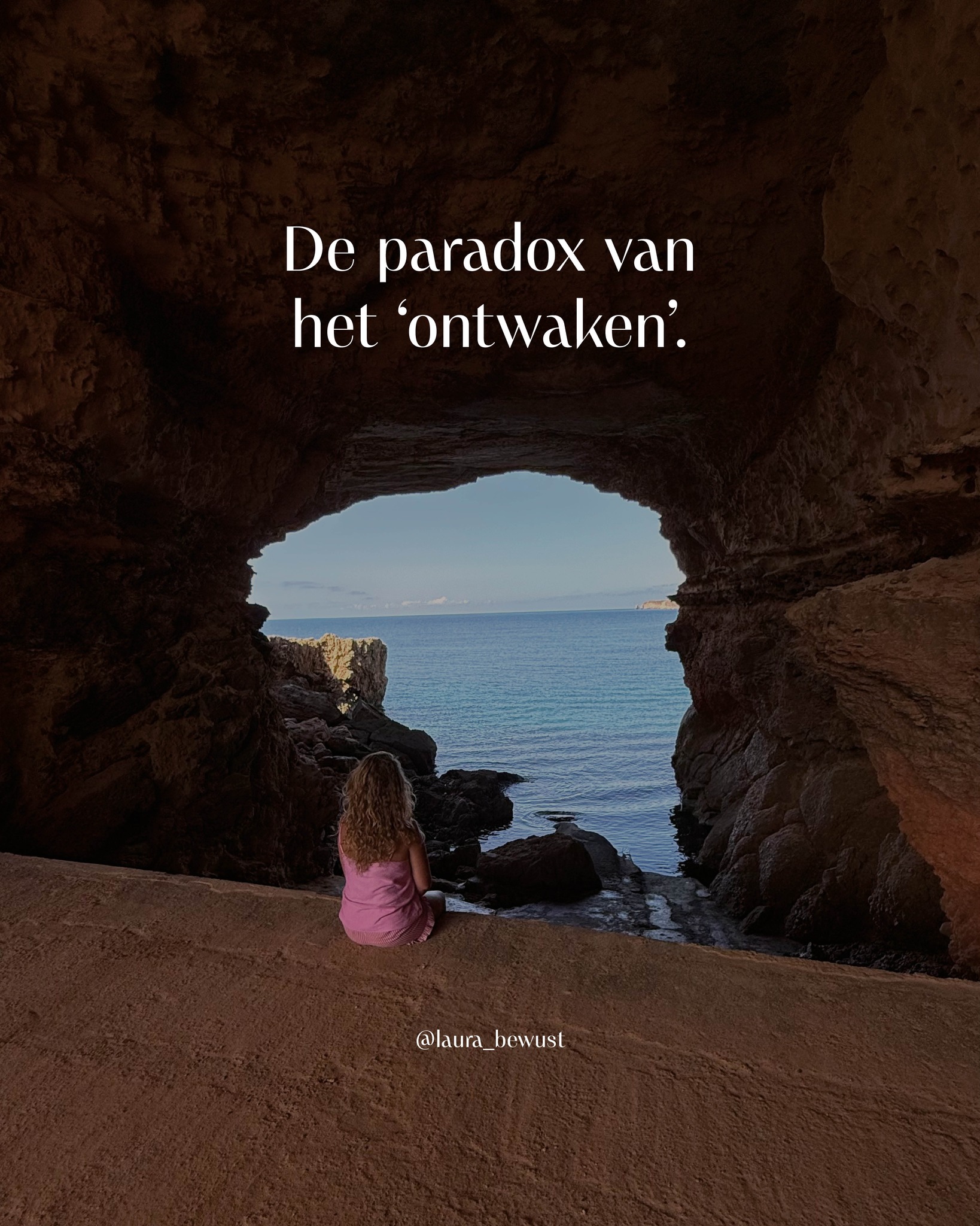 Soms lijkt het alsof het pad van bewustzijnsverruiming vooral draait om steeds meer kennis verzamelen, spirituele boeken lezen en nieuwe inzichten op doen. Maar hoe meer we denken te weten, hoe sneller we vast komen te zitten in een nieuw verhaal of een nieuwe overtuigingen over hoe het ‘zou moeten zijn’.
Ik zie het vaak gebeuren, ook bij mezelf: je ontdekt iets krachtigs, zoals het idee dat alles energie is, de kwantumfysica of oude wijsheden. Dat opent deuren, maar dan gebeurt het – ongemerkt dwaal je af in een nieuwe tunnelvisie. Ineens kijk je alleen nog maar door die bril, en mis je wat er écht gebeurt, hier en nu.
Het universum is niet te vangen in één theorie of spiritueel wereldbeeld. Hoe graag we dat soms ook willen. Echte groei begint als je durft toe te geven dat je het niet allemaal weet. Als je je nieuwsgierigheid groter laat zijn dan je zekerheden.
Het is verleidelijk om te denken dat je 'wakker' bent terwijl anderen nog slapen. Maar echte verruiming begint misschien wel bij het erkennen hoeveel we niet weten. Bij het loslaten van de behoefte aan antwoorden.
De natuur fluistert in een taal die we nauwelijks begrijpen. Het universum strekt zich uit in dimensies die ons voorstellingsvermogen te boven gaan. De krachten die leven voortbrengen blijven een raadsel dat geen theorie kan bevatten. Het leven, het mysterie—het blijft altijd groter dan wij kunnen bevatten. En dat is precies de schoonheid ervan.
Voor mij is bewustzijn verruimen niet alleen het vinden van dé waarheid, maar het steeds opnieuw loslaten van wat ik denk te weten. Mezelf blijven verrassen, kijken met een open blik vanuit nieuwsgierigheid.
De grootste tunnelvisie is misschien wel geloven dat je er geen hebt!
#tunnelvisie #allesisenergie #bewustzijnsverruiming #kwantumfysica #holistisch #universum #wakker #bewustzijn #perspectief