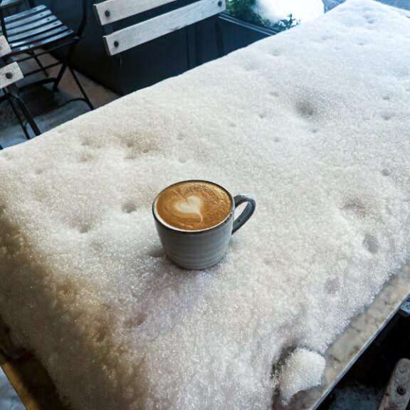 Vent lige lidt… er det ikke sådan, alle laver iskaffe?
Og hvordan i alverden kom der sne på bordene under overdækningen? ❄️☕