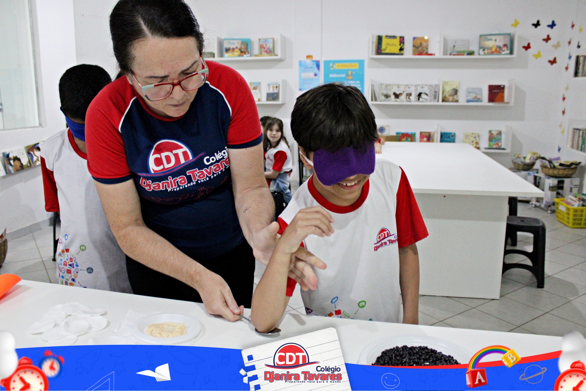 Com o objetivo de desenvolver a percepção através do tato, a turma do 5º ano realizou um experimento para sentir a textura de diferentes materiais e assim perceber que a pele na região nas pontas dos dedos é mais sensível ao toque que a região do cotovelo.
🖐️💪😁