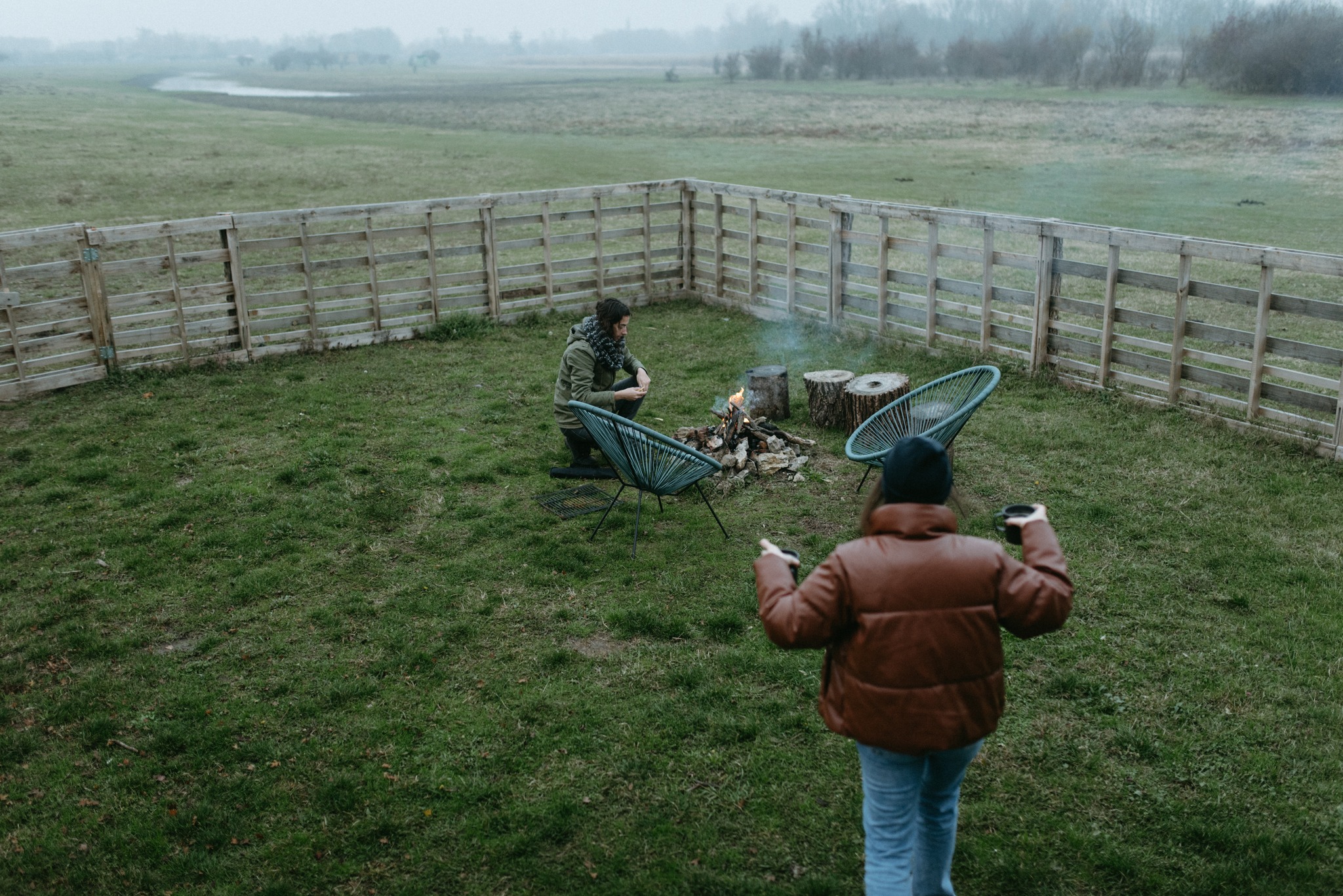 Februar u Buzzoffskom je onaj deo zime koji svi volimo. Tiši, svetliji i već u plusu. 🌞
Zima se polako povlači, dani traju duže, a priroda daje prve znake buđenja.
Kućica, priroda i vreme koje više ne moraš da kradeš od obaveza.
Idealno za mali reset pre nego što sve ponovo krene ili beg posle zime koja je trajala taman koliko treba.
✨ Popust važi samo do 01.03.2026.
Ako si spreman/na za kraj zime, sada je pravi trenutak da rezervišeš boravak kod nas!
