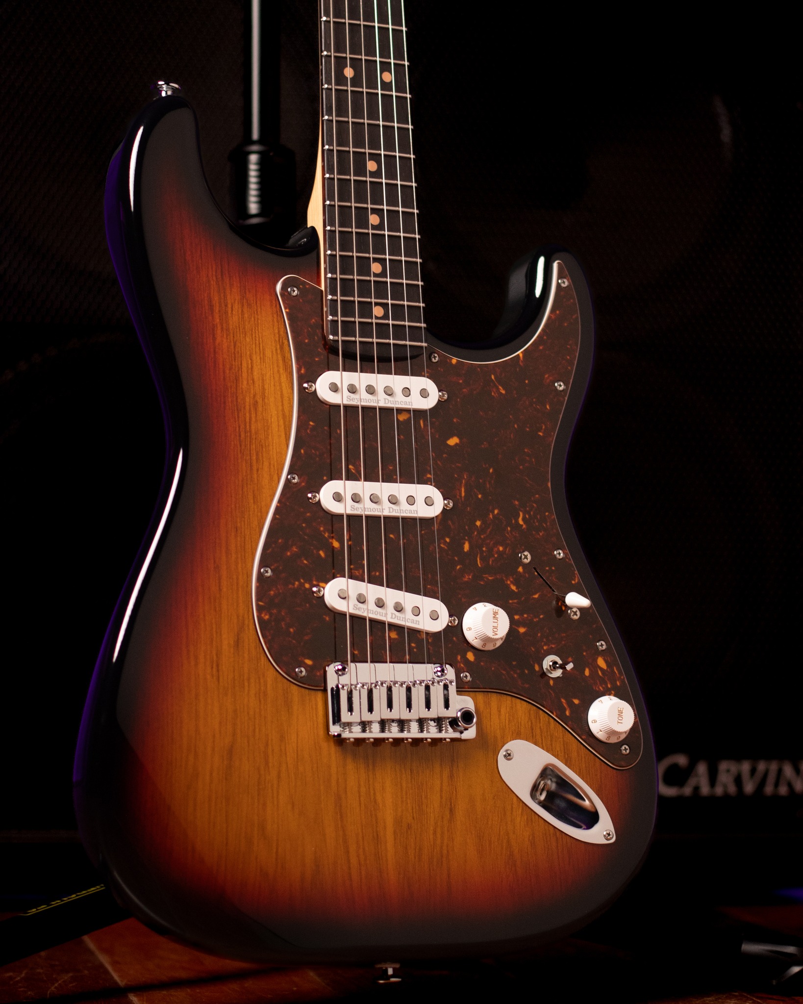 Legend S com acabamento Sunburst e escudo tortoise, um conjunto clássico que resulta em um visual elegante e muito bonito.
A construção traz corpo e top em Freijó com chambers, pensados para deixar a guitarra mais leve e confortável no uso diário. O braço em Maple e a escala em Brazilian Rosewood foram escolhidos pela estabilidade estrutural e pela confiabilidade ao longo do tempo.
Na escala, utilizamos trastes em inox Jescar, garantindo uma tocabilidade macia, precisa e consistente, mesmo após muitas horas de uso.
A afinação fica por conta da combinação da ponte Gotoh 510, nut Graph Tech e tarraxas Gotoh com trava, oferecendo precisão, estabilidade e tranquilidade ao tocar.
A captação é o set de três singles Psychedelic da Seymour Duncan, entregando timbres definidos, equilibrados e com muita personalidade.
Na parte elétrica, a guitarra conta com uma chave que faz o blend entre o captador do braço e o captador selecionado na chave seletora, ampliando ainda mais as possibilidades sonoras.
⚡ Pronta entrega
📩 Entre em contato para saber mais 🎸
#guitarradeluthier #CarrozzaGuitars #gotoh #seymourduncan #guitarrabrasileira