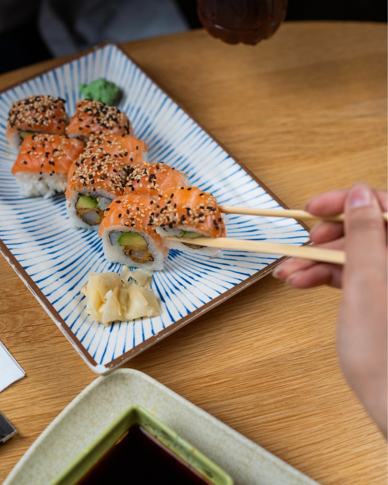 Proof that happiness comes in rolls 😍🥢
#sakecaliforniamaki #asianfood #noodleking