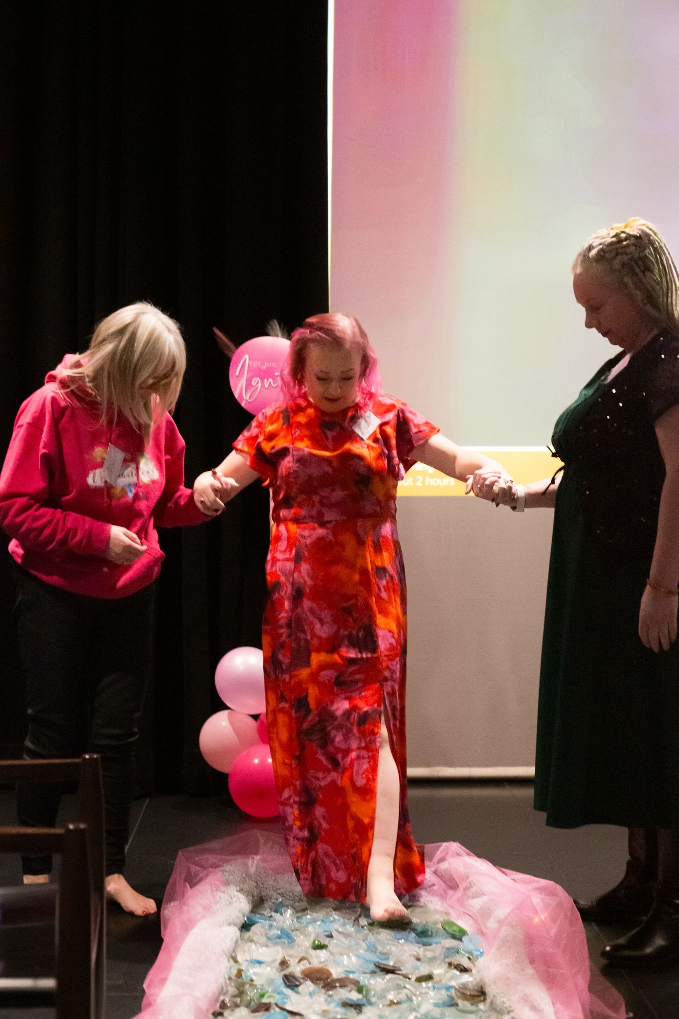 If you don't try you will never know....
If i didn't try to launch my coaching business I would never have found my life purpose 🩷
If I didn't try to walk on glass I would never have experienced something so magical ✨️
Try.....
Or you won't know!!!
Have a lovely Sunday
🩷👑🩷