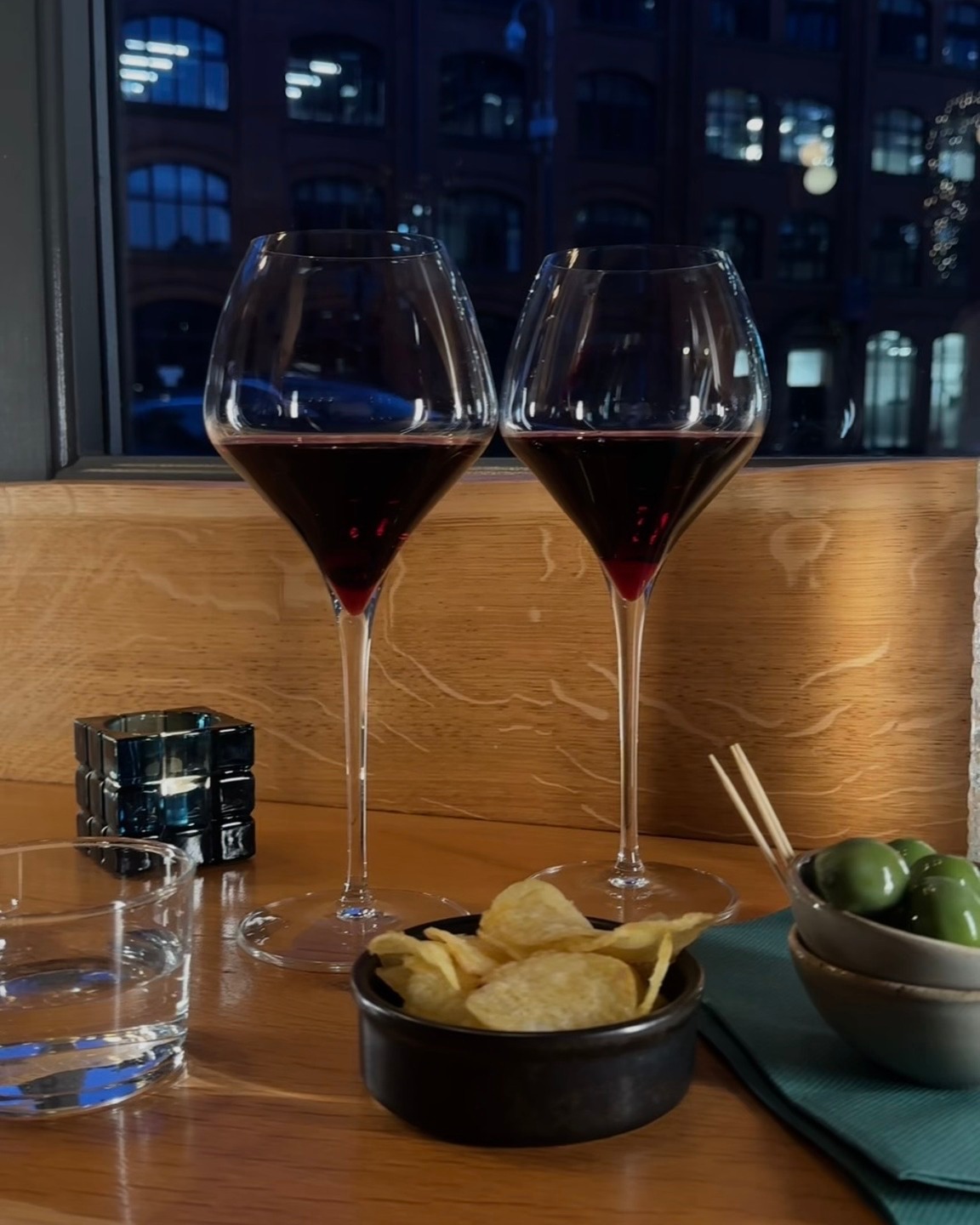 Evenings like this are made for good wine and an easy seat by the window.
A couple of glasses, something salty on the table and time to actually catch up - no rushing, no noise, just a really good place to spend the night.
If wine’s your thing, Wine Club is back and this month’s date is already fully sold out.
There are still a few spaces left for the next one on 4th March, if you fancy joining us for a relaxed evening of great bottles and good company.
Perfect for dates, midweek plans or simply opening a second glass and seeing where the night goes 🍷
#WineClubLeeds #LeedsWineTasting #FarrandsBar #LeedsBars