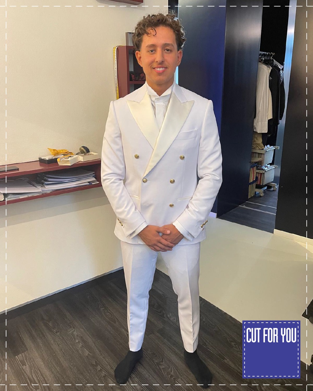 Ein weißer Smoking gehört zu den klassischsten Formen festlicher Abendgarderobe, insbesondere bei Hochzeiten. 💍
Der zweireihige Schnitt verleiht diesem maßgefertigten Sakko Struktur, während Knöpfe in Gold einen eleganten, traditionellen Akzent setzen. Gerade bei hellen Stoffen spielen Passform, Linienführung und Proportionen eine zentrale Rolle, da jedes Detail sichtbar wird.
Als Alternative zum dunklen Smoking verbindet diese Variante formale Eleganz mit Leichtigkeit und eignet sich hervorragend für festliche Anlässe, bei denen Stil und Individualität gefragt sind.
Übrigens: Mit dem Erwerb von Maßbekleidung tragen Sie dazu bei, unsere Umwelt zu entlasten. Bei Cut For You wird kein Kleidungsstück produziert, das nicht auch den Weg zu Ihnen, unseren geschätzten Kunden, findet. Das Vernichten von riesigen Mengen nicht verkaufter Kleidungsstücke nach jeder Saison entfällt bei uns. Hinzu kommt, dass Ihnen unsere Kleidungsstücke durch eine hochwertige Fertigung und besten Materialien lange Freude bereiten werden. Maßbekleidung ist gelebte Nachhaltigkeit.
Cut For You ist Berlins Maßbekleider für Damen und Herren - im Regierungsviertel seit 2003. Wir sind stolz darauf, mehr als 6.000 Kunden betreuen und von unserem ausgezeichneten Preis-Leistungsverhältnis überzeugen zu dürfen. Neben einer persönlichen Beratung setzen wir auf die Unterstützung von 3-D-Bodyscannern, um eine perfekte Passform Ihrer Maßbekleidung zu erzielen.
Wir freuen uns auf Sie! Vereinbaren Sie gleich Ihre ganz persönliche Beratung unter 030-28099981 oder unter cutforyou.com/terminvereinbarung
#cutforyou #berlin #maß #madetomeasure #mtm #maßhemd #maßanzug #mode #herrenmode #damenmode #luxus #individual #mitte #regierungsviertel #3dbodyscanner #3d #bodyscanner #cut #frack #smoking #vanlaack #scabal #gentleman #maßtage #blackfriday #angebot #gutschein