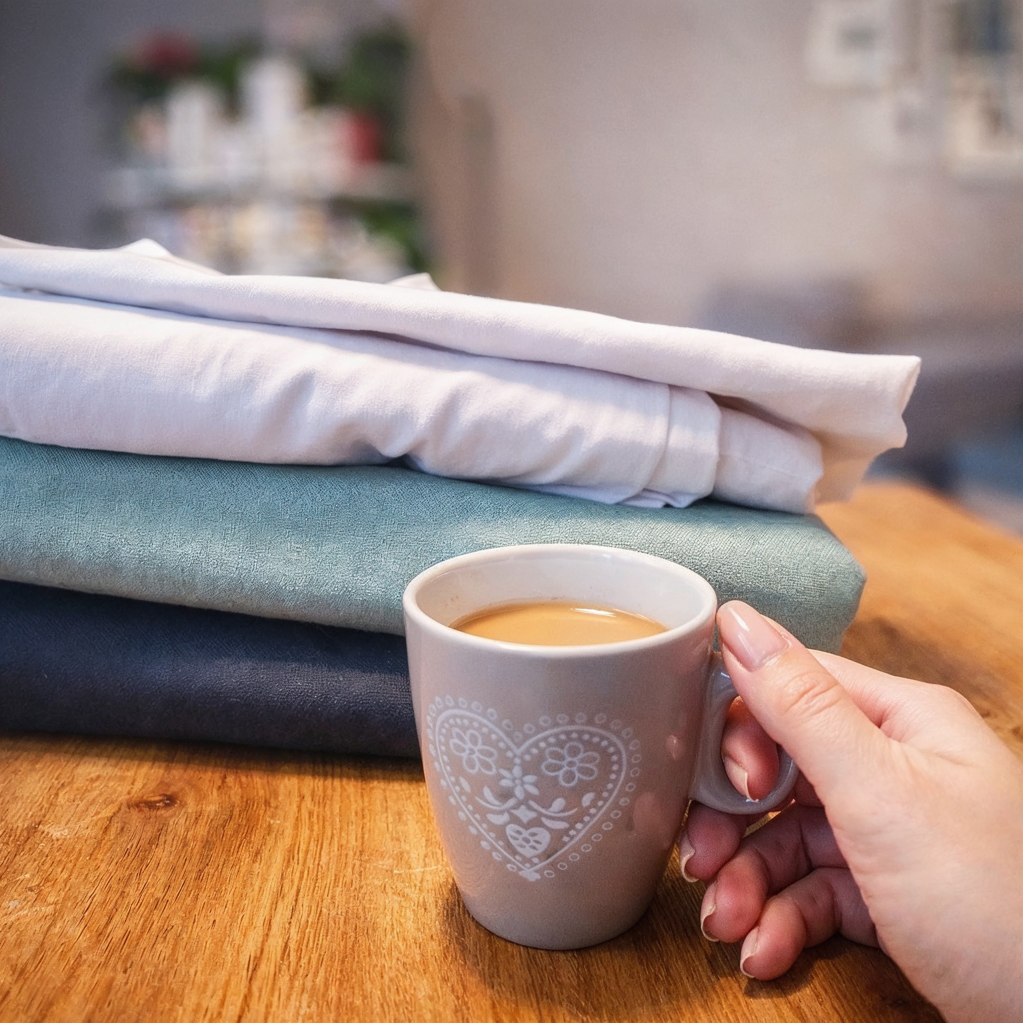 Priznam, da sem imela pred prvo objavo malo treme ... ampak vaš odziv me je popolnoma presenetil! 🥹❤️
Hvala vsakemu posebej za vse tiste 'pomahe', všečke in fotografije mojih izdelkov, ki jih še vedno hranite. 🥰
Moja delovna miza je spet polna ustvarjalnega kaosa. Preizkušam nove ideje, barve, teksture in oblike, ki so se v moji glavi nabirale zadnjih nekaj let. Preden pa vam razkrijem kaj novega, me zanima vaše mnenje. ✨
Malo ugibajmo... kaj mislite, da nastaja pod mojimi prsti? 🕵️♀️
Oziroma – če bi si lahko zaželeli eno stvar, ki bi jo radi videli na mojih "prodajnih poličkah" v letošnjem letu, kaj bi to bilo? Vaše želje so mi največji navdih. 👇✨
.
.
#unikatiasha #ustvarjanje #rocnodelo #slovenskiunikat #creativeprocess #handmadeinslovenia #ustvarjalnisvet #noviprojekti #slovenskidizajn #mamiustvarja