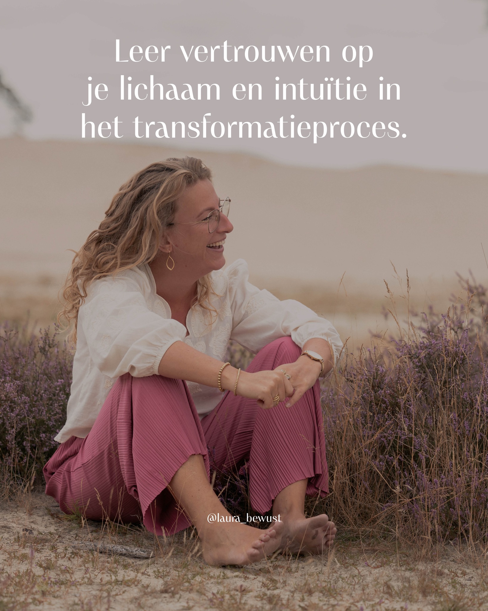 Ik hoor het de laatste tijd steeds vaker. Van cliënten, van mensen om me heen, en misschien herken jij het ook bij jezelf:
🫨 Een onrust die lastig te plaatsen is.
🫠 Vermoeidheid die niet verdwijnt, zelfs als je voldoende rust neemt.
😟 Het gevoel dat iets ouds aan het afbrokkelen is, terwijl het nieuwe zich nog niet laat zien.
😐 Dat je wel iets wílt, maar geen motivatie voelt voor actie.
Alsof je nog niet verder mag en je ergens tussenin hangt.
Veel mensen vertellen me dat ze het idee hebben dat ze “achterlopen”. Dat ze eigenlijk al verder zouden moeten zijn. Dat ze plannen zouden moeten maken richting zouden moeten voelen en zin zouden moeten hebben om vooruit te bewegen.
Maar wat als dit gevoel niet betekent dat er iets mis is of je achterloopt?
Wat als dit geen persoonlijke blokkade is, maar een fase waar je doorheen beweegt?
Ik zie deze periode van onrust niet als een probleem dat opgelost moet worden, maar als een overgang. Een transitie waarin het leven je uitnodigt om te vertragen, te voelen en los te laten wat niet langer past.
Niet alles wat leeg voelt is verkeerd. Soms ben je precies waar je moet zijn. Ook als je wordt geconfronteerd met jezelf.
In mijn nieuwste blog neem ik je mee in het proces van loslaten, overgave en het vertrouwen op je innerlijke wijsheid in tijden van verandering. Een verdiepend artikel over het transformatieproces, oude wijsheid, lichamelijke signalen en waarom leegte vaak nodig is om opnieuw te kunnen ontvangen.
Je leest het artikel op mijn website laurabewust.nl. Klik op de link in mijn bio om direct naar het artikel te gaan.
#vertrouwen #intuïtie #transformatieproces #overgangsfase #transitie #vertragen #loslaten #overgave #innerlijkewijsheid #verandering #oudewijsheid