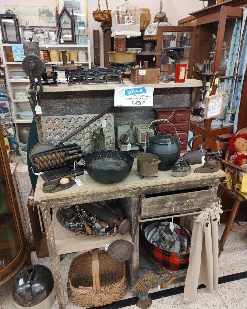 En avant to Antiques & Uniques! 🏃🏃♀️
Open THURSDAY through SUNDAY 10am-6pm
30200 Euclid Ave (Rt. 20), Wickliffe, OH 44092