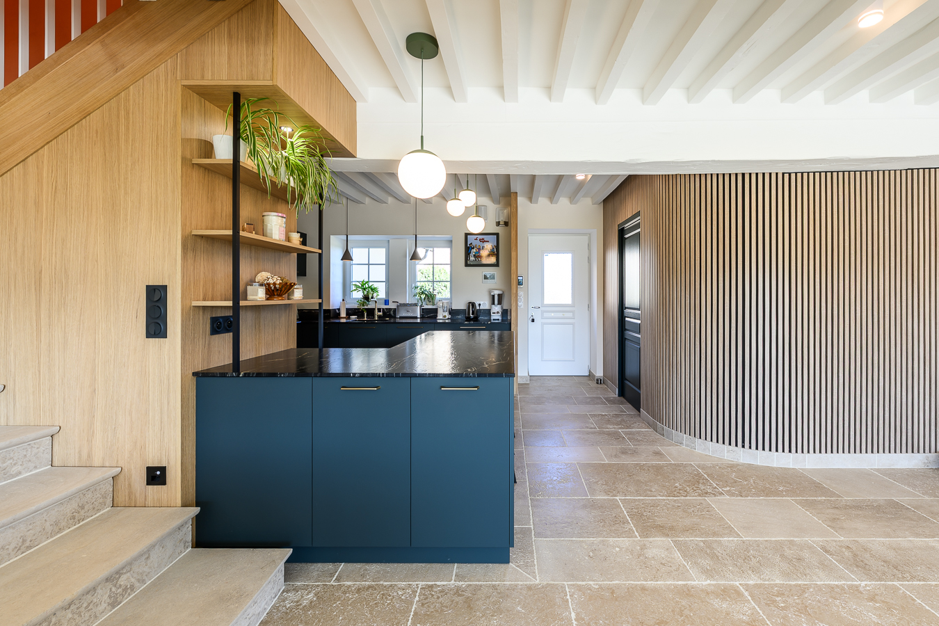 RENOVATION LOURDE d'une bâtisse beaujolaise
La cuisine a été ouverte sur l'espace de vie et imbriquée avec l'escalier qui a été créé sur mesure avec une partie massive ne pierre et une partie en chêne massif. Un bloc fonctionnel placard entrée/buanderie/toilettes a été aménagé dans l'angle de l'espace de vie pour libérer le reste du volume.
#bonsens #bonsensarchitectes #rénovation #escalierdesign #avantaprestravaux