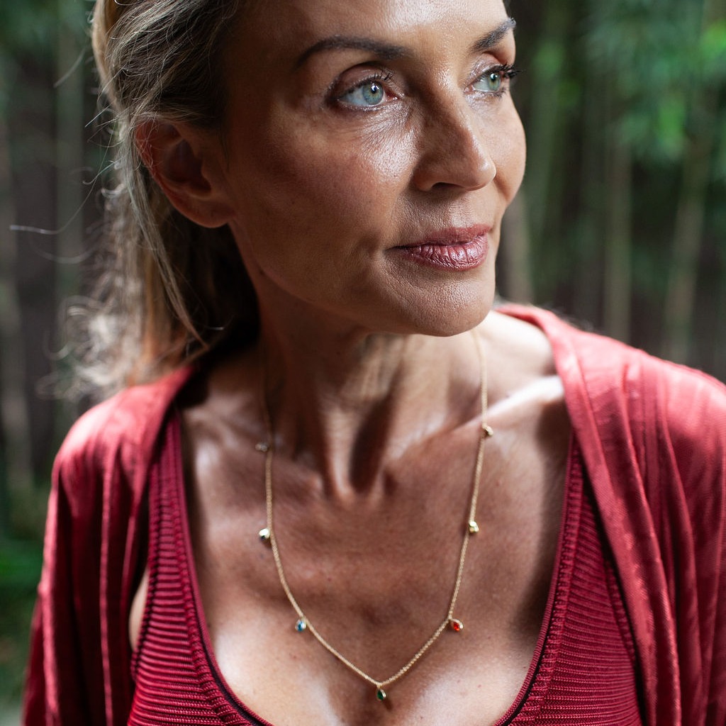 Delicado na forma. Forte na presença.
O Colar 7 Chacras traz gotas de 4mm em pedras naturais, Cristal, Ametista, Topázio, Prazeolita, Citrino Amarelo, Citrino Laranja e Granada, criando um ponto de cor elegante, sem exagero.
Funciona com tudo. Do look mais simples ao mais sofisticado.
Uma peça para usar muito, por muito tempo.
#JoiasFinas #EleganciaSemEsforco #LuxoSutil #PedrasNaturais #EstiloQuePermanece #anatinelli