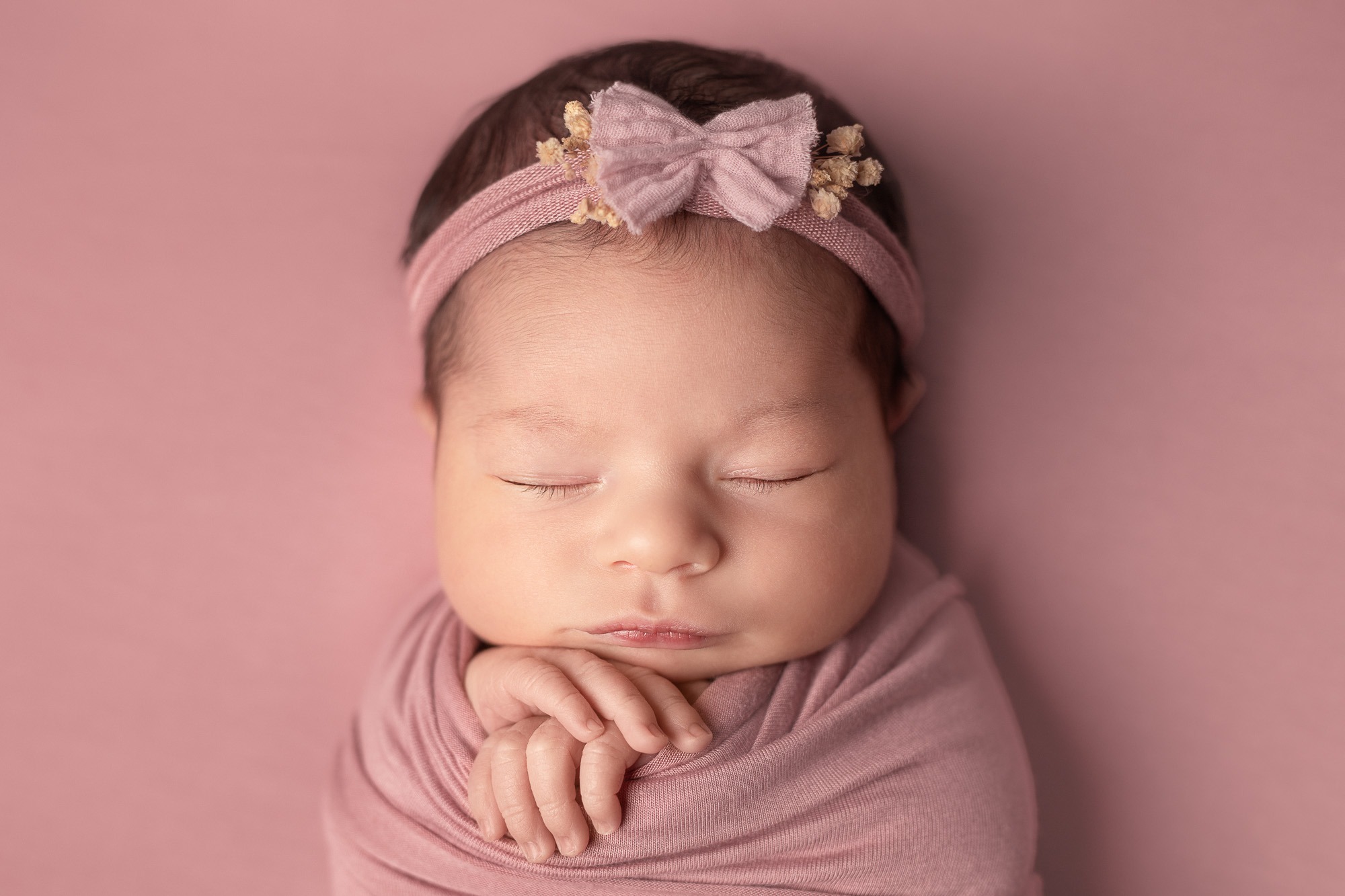 Ci sono giorni che scorrono piano, profumano di latte, della sua pelle, di notti insonni e amore infinito.
Una sessione fotografica neonato è più di una foto.
È cogliere l'attimo e conservarne la memoria. Della curva di una manina, del disegno delle sue labbra o forma del suo nasino, del ciuffetto ribelle, o della dolcezza di un respiro sul tuo petto, quel tempo meraviglioso che passa troppo in fretta.
Vi accoglieremo in un ambiente caldo, sicuro, confortevole, seguendo i ritmi del tuo bambino in cui ogni gesto è fatto con infinita dolcezza, amore e delicatezza. Perché un giorno, riguardando queste fotografie, non vedrai solo una foto. Rivedrai l’inizio di tutto 🩷
📷 Sessioni neonato Modena | primi giorni di vita
📩 Scrivimi per informazioni su in info@melaniamaffucciphotographer.com
www.melaniamaffucciphotographer.com
.
.
#melaniamaffucciphotographer #newbornphoto #newbornsession #newbornphotos #newbornphotoshoot #newborngift #sessionenewborn #sessioneneonato #serviziofotograficoneonato #serviziofotograficoneonati #serviziofotograficobambini #serviziofotograficomaternità #serviziofotograficogravidanza #newbornphotography #newbornphography #neonato #fotografaneonati #fotografoneonati #fotografogravidanza #fotografomaternità #fotografofamiglia #fotografodifamiglia #fotografomodena #fotografobologna #dolceattesa #maternità