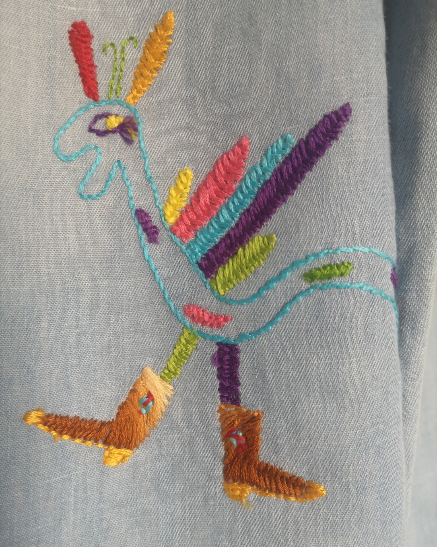 On a toutes besoin de soleil ? ! Le voilà !
Pièce Unique : la chemise MEXICOOOOOO
Cette belle chemise de qualité (marque IKKS Women) a été customisée par des broderies à la main (plus de 12h de travail) selon la technique de la broderie du peuple OTOMI (centre est du Mexique) revue à la manière Chiloée Scraps ! En la portant tu te sentiras pousser les santiags et le sombrerooooo ! Bon voyage !
Elle est sur l'E-shop (et si tu es de Montpellier = sur RV en MP)
Taille 36, S
Et psssttt, je brode l'habit de ton choix à la demande !!
#creationtextile #upcycling #textileart #pieceunique #artisanatdartfrançais #fabriquéenoccitanie