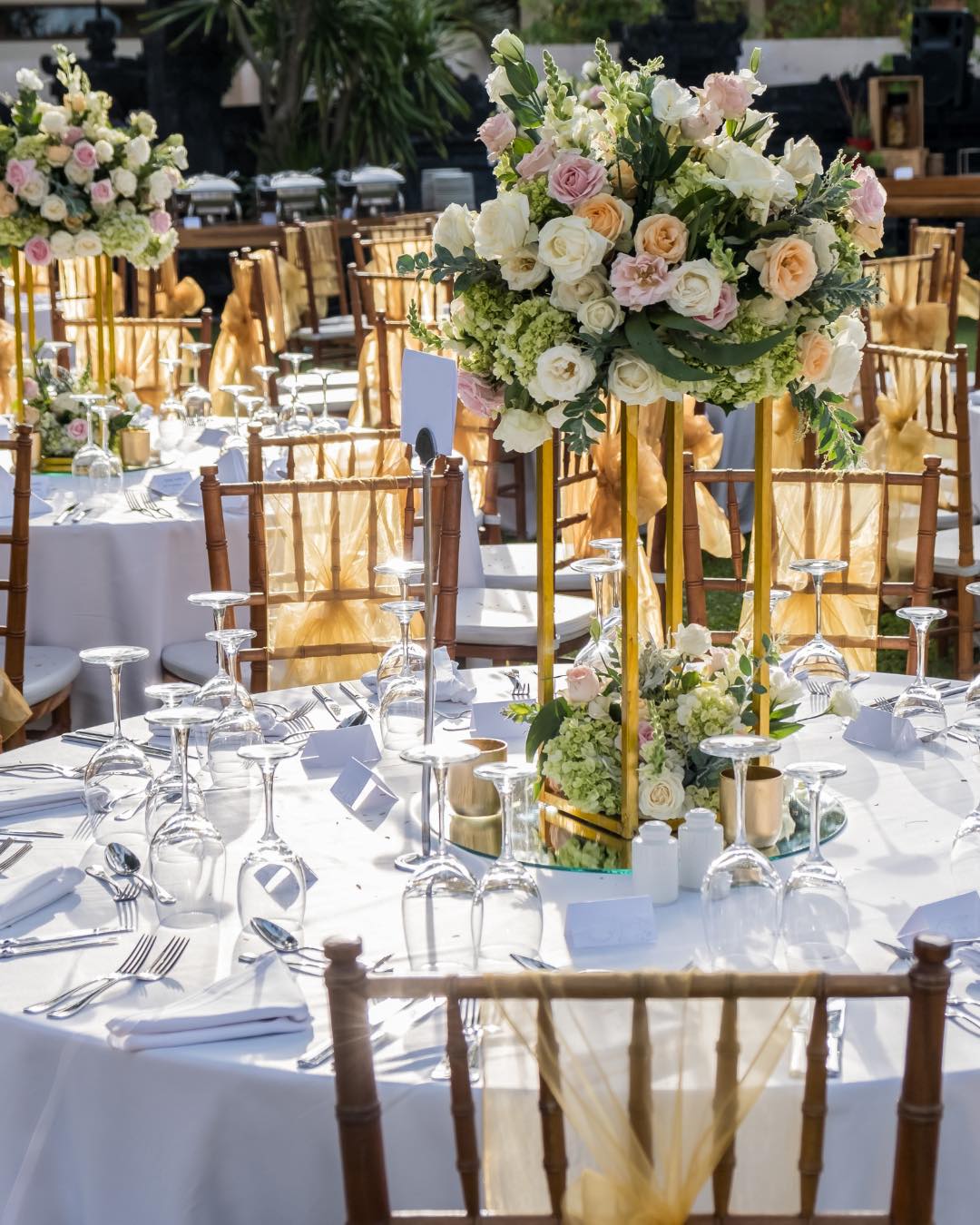 Lush, layered, and intentionally designed āØ
A statement centerpiece does more than fill a tableāit sets the tone for the entire celebration. From soft blooms to elegant height, every detail is thoughtfully curated to create an elevated guest experience and a room that feels full, warm, and unforgettable. This is where design meets intention.