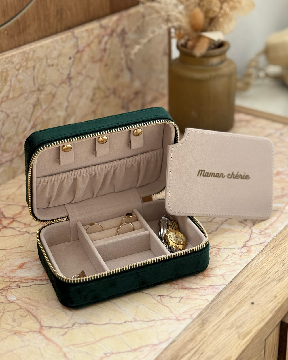 Boîte à bijoux personnalisée en velours
Élégante et pratique, cette boîte à bijoux personnalisée est idéale pour ranger et protéger vos bijoux au quotidien. Réalisée en velours 100 % polyester recyclé, elle allie douceur, esthétique et engagement responsable.
Son intérieur doublé en velours offre un rangement organisé pour bagues, boucles d’oreilles et colliers, grâce à des compartiments pensés pour éviter qu’ils ne s’emmêlent. La fermeture zippée, complétée par une tirette en métal doré, apporte une touche chic tout en assurant une bonne protection de vos bijoux.
Rendez cette boîte à bijoux unique en la personnalisant avec le texte de votre choix. Un cadeau personnalisé original et élégant, parfait pour la fête des mères, la fête des grand-mères, la Saint-Valentin, un anniversaire ou toute autre occasion spéciale. Une attention utile, durable et pleine de sens.
#saintvalentin #cadeausaintvalentin #cadeausaintvalentinpersonnalisé #boiteabijouxpersonnalisée #cadeaumamie #cadeaupersonnalisé #toulouse #luzetnina