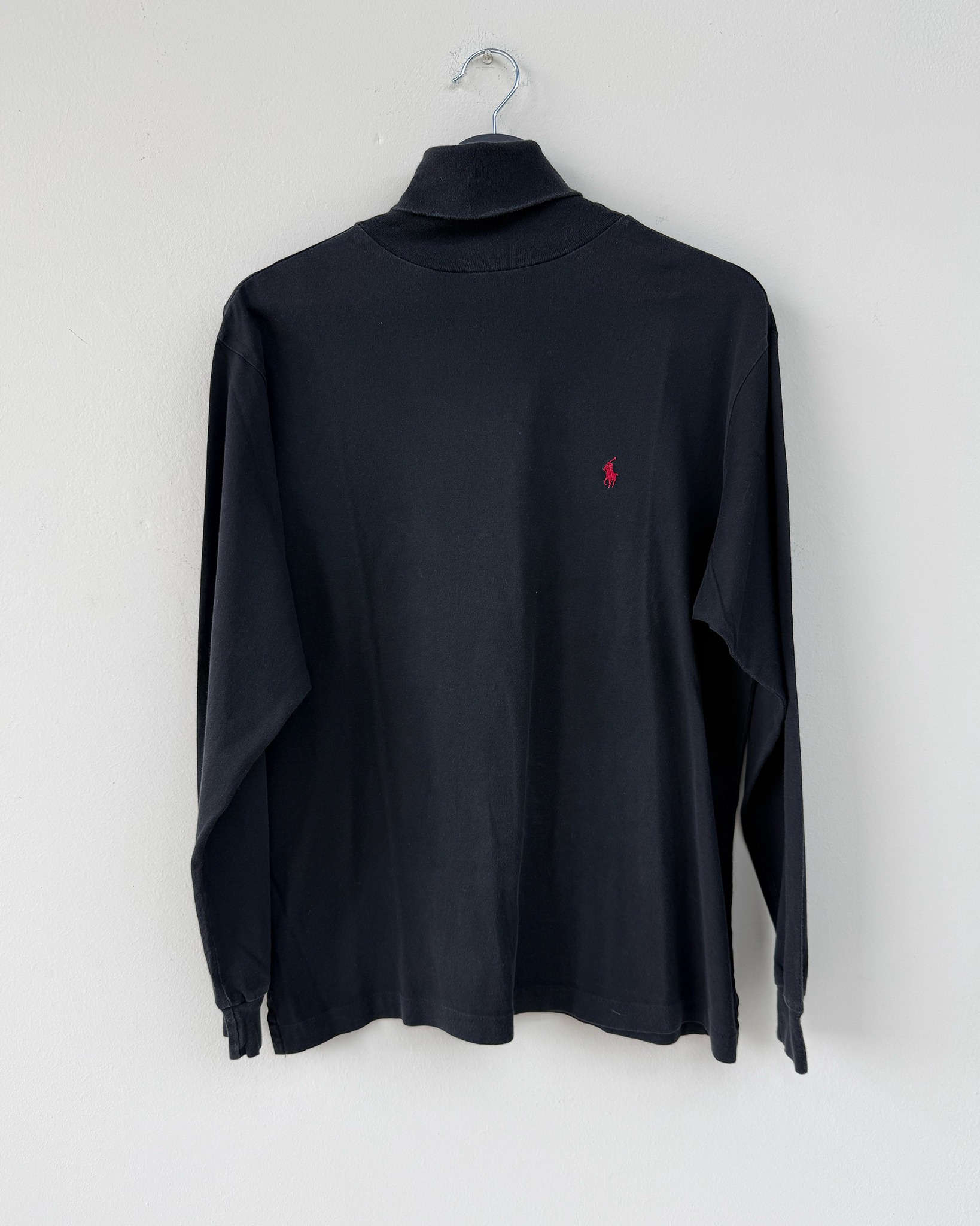 Icona Polo. Anni ’90 vibes.
In vendita maglia a maniche lunghe con collo alto Polo Ralph Lauren, un classico intramontabile spesso riconducibile ai modelli vintage anni ’90. Essenziale, elegante e subito riconoscibile grazie al celebre Polo Pony ricamato.
🧶 Dettagli del prodotto
🔹 Marca: Polo Ralph Lauren
🔹 Stile: dolcevita / turtleneck (mock neck)
🔹 Maniche: lunghe con polsini a costine
🔹 Materiale: jersey di cotone morbido o cotone pesante
🔹 Colore: nero o blu navy scuro
🔹 Dettaglio iconico: logo cavallino rosso ricamato sul petto
Un capo versatile e raffinato, perfetto da indossare da solo o sotto giacche e blazer: heritage americano allo stato puro.
🛒 Disponibile sul nostro shop on-line oppure in Store
💬 Contattaci per qualsiasi informazione o dettaglio che vuoi sapere
#PoloRalphLauren #VintageStyle #TimelessClassic