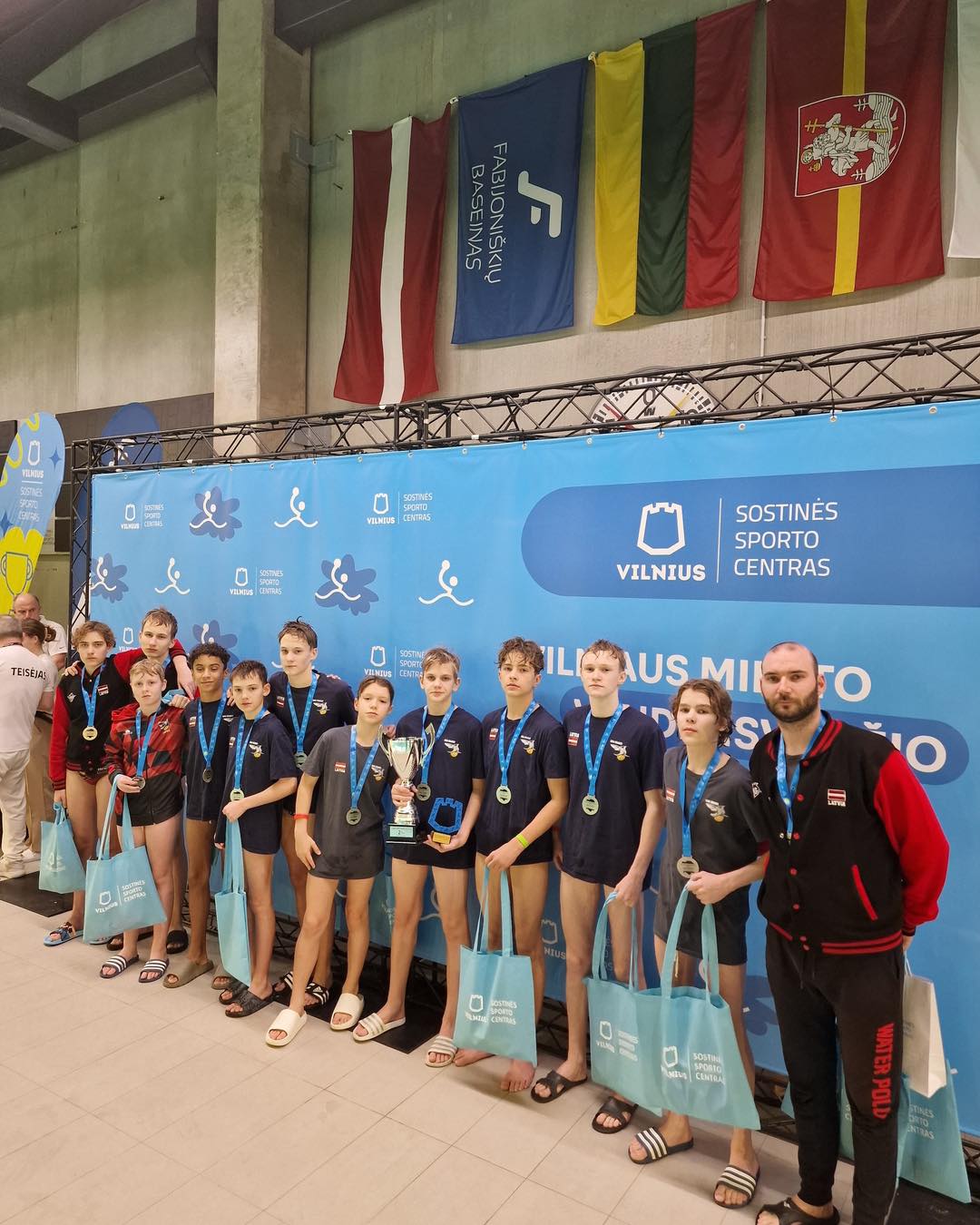 “Riga Sharks” šodien izcīnīja godpilno 2. vietu Viļņas ūdenspolo turnīrā (U14) 🥈
Spraigas spēles, cīņa līdz pēdējai sekundei un vērtīga starptautiska pieredze – lepojamies ar komandu un paveikto darbu!
Turnīra rezultāti:
1. Viļņas “Sostinės sporto centras 1”
2. Rīgas “Riga Sharks 1”
3. Varšavas “Palac Młodzieży”
4. Klaipēdas “Baltija”
5. Lodzas “Neptun”
6. Elektrēnu “Žaibas”
7. Viļņas “Sostinės sporto centras 2”
8. Rīgas “Riga Sharks 2”
Paldies spēlētājiem, treneriem un visiem atbalstītājiem par ieguldījumu un atbalstu visā turnīra laikā 💪
Tā tik turpiniet, Riga Sharks! 🔥
https://www.waterpolo.lv
#RigaSharks #udenspolo #U14 #sportsbērniem #LatvijasSports