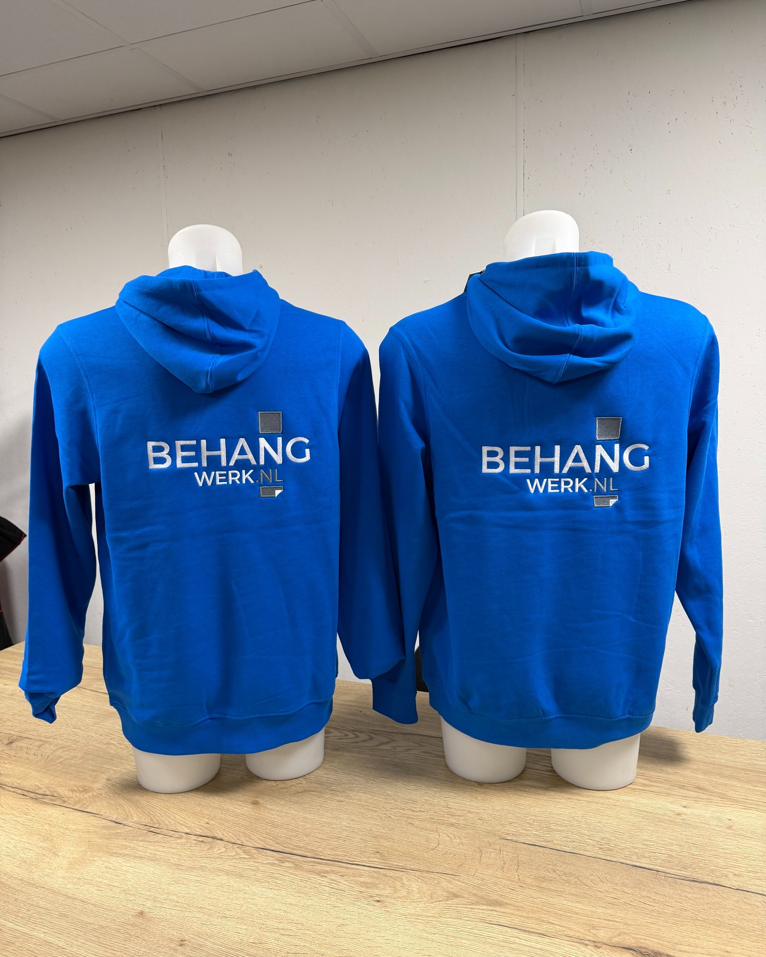 Lekker zichtbaar en ook nog eens super netjes afgewerkt 😍🧵
Voor behangwerk.nl mochten we hoodies en jassen borduren met hun logo. En dat is precies waarom borduren zo fijn is: het oogt luxe, blijft mooi en kan tegen een stootje. 👕🧥✨
Wil jij ook bedrijfskleding die er na 100 keer dragen nog strak uitziet?
Stuur ons een bericht, dan denken we mee. 📩
#borduren #bedrijfskleding #hoodies #jassen #logo #werkjas #werkkleding #behangwerk #inbeeldreclame #logometimpact #professioneel #zichtbaarheid @behangwerk.nl