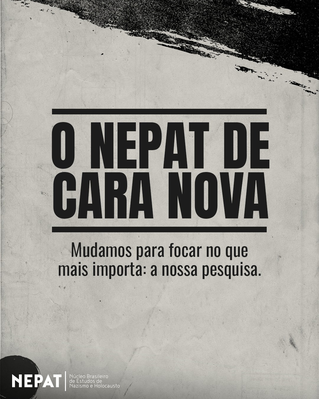 Olá, NEPATers 🖤
Vocês perceberam algo diferente por aqui? Pois é, o NEPAT está de cara nova.
Depois de dois anos de pausa na nossa produção de conteúdo, sentimos que não dava para voltar exatamente de onde paramos. O tempo passou, a nossa pesquisa amadureceu e até o formato das redes sociais mudou (adeus, posts quadradinhos!).
Nossa nova identidade visual reflete esse amadurecimento. Buscamos um tom mais sério, limpo e focado no essencial: o conteúdo histórico. Queremos que a estética seja uma moldura para a reflexão, sem distrações, garantindo o rigor que a nossa área exige.
Mas fiquem tranquilos: a essência continua a mesma. Mantivemos nossa paleta de cores clássica para que vocês continuem batendo o olho e sabendo se o post é uma indicação de livro, um conceito novo ou uma data do nosso calendário. É o NEPAT que vocês conhecem, só que mais lapidado e pronto para os novos desafios.
Gostaram da mudança? Estamos muito felizes em compartilhar esse novo capítulo com vocês 🖤✨
