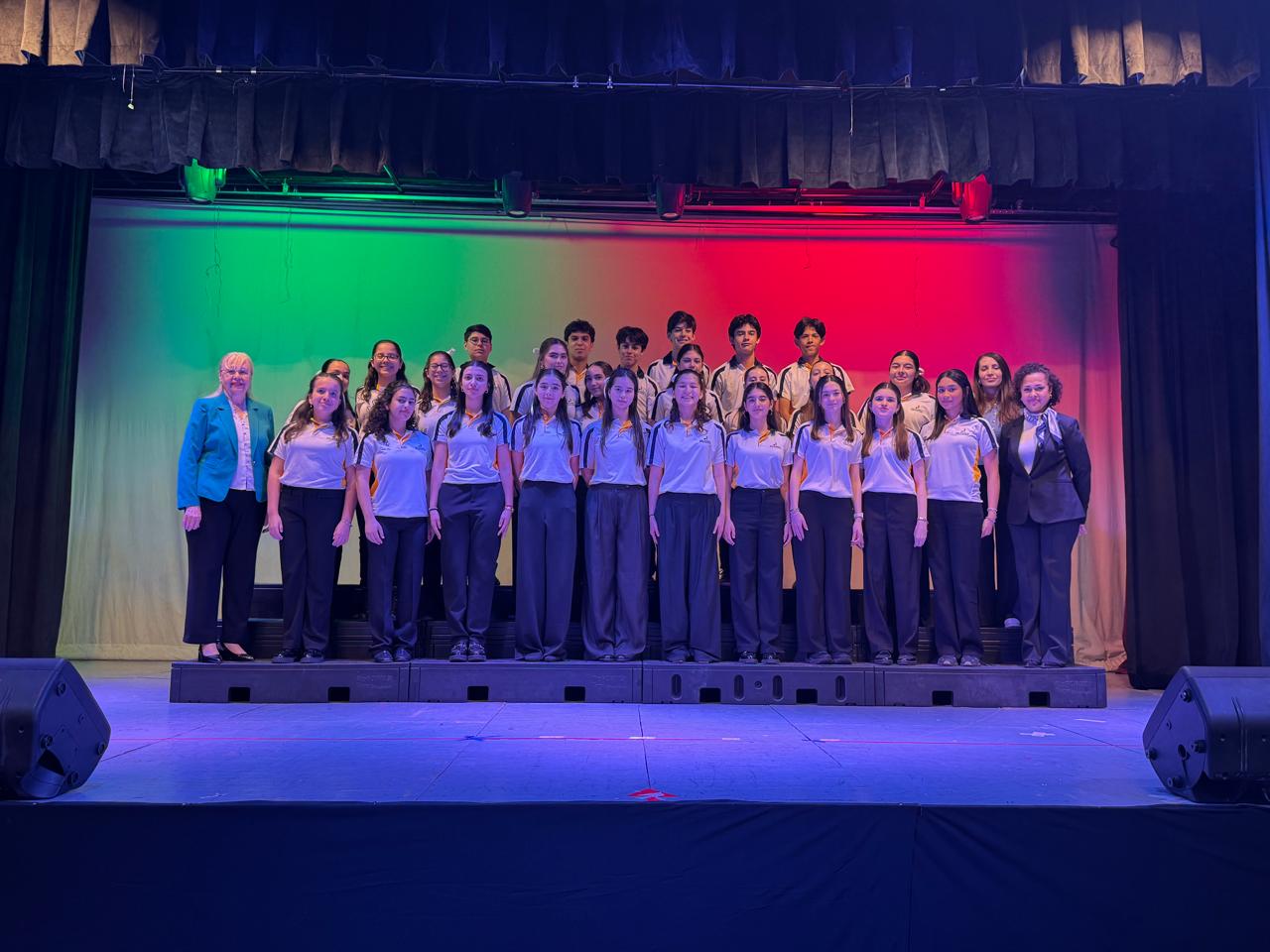 🥈 The San Roberto International School Choir earned 2nd place in the National Anthem Competition for Zone 65, an event organized by the Ministry of Public Education (SEP).
We congratulate our students for their dedication and outstanding performance, as well as their teacher, Ivón Hechavarría Fernández, whose commitment and guidance were fundamental in achieving this accomplishment 👏.