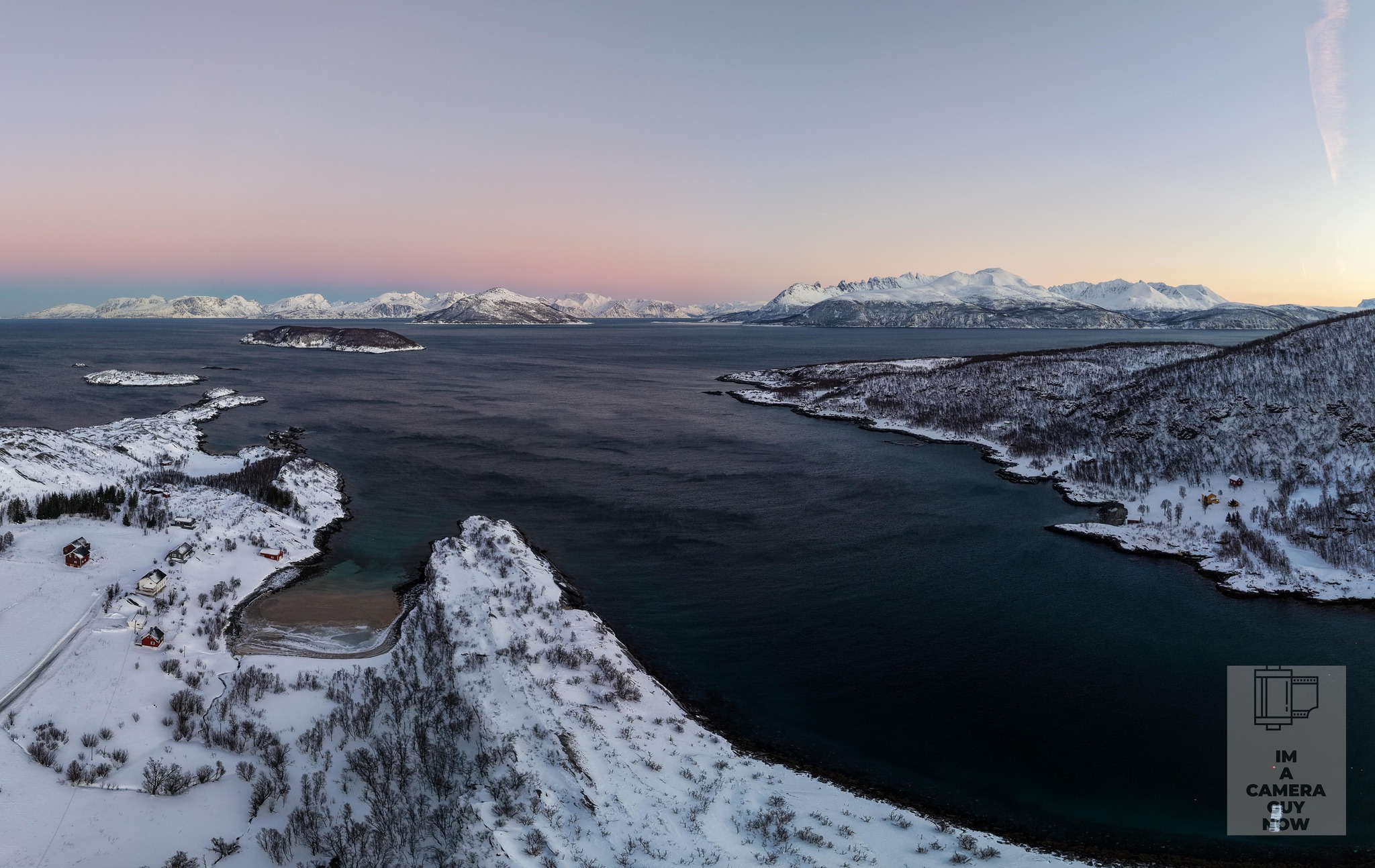 3/5. Mix continues. Had whale light at midday, blue hour that lasted six hours, then aurora kicked off at 11pm. Your camera bag ends up looking like you packed for three different shoots.
#ImACameraGuyNow #OneMistakeAtATime #arcticnorway #arcticfinland #wildlifephotography #auroraborealis #coldweathershooting #70n #norwegianphotography #finnishlapland #photographyjourney #realnotperfect