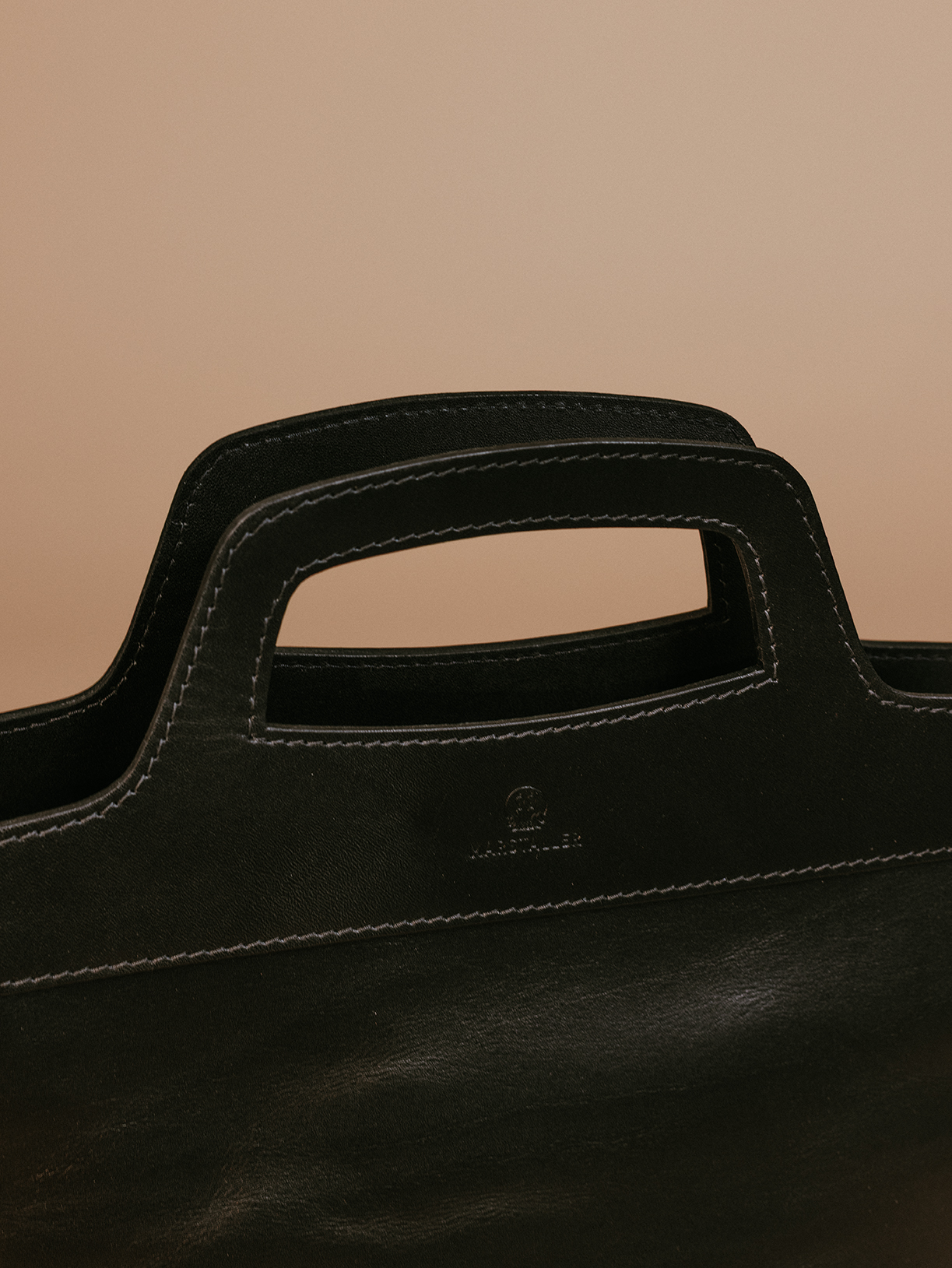Black never goes out of style.
Unsere Black Edition: Zeitlos. Edel. Mühelos cool.
Schwarz ist die Farbe für Macherinnen.
Für Minimalistinnen.
Für „Ich brauch keine lauten Farben, ich bin selbst
Statement genug“.
Stay tuned – Mehr schwarze Lieblingsstücke coming soon.
Foto © @marstaller_werkstaetten
#BlackEdition #TimelessStyle #AllBlackEverything
#leatherlove #Marstaller #marstaller #lederliebe
#kleinehandtasche #kleinehandtaschen
#schwarzehandtasche