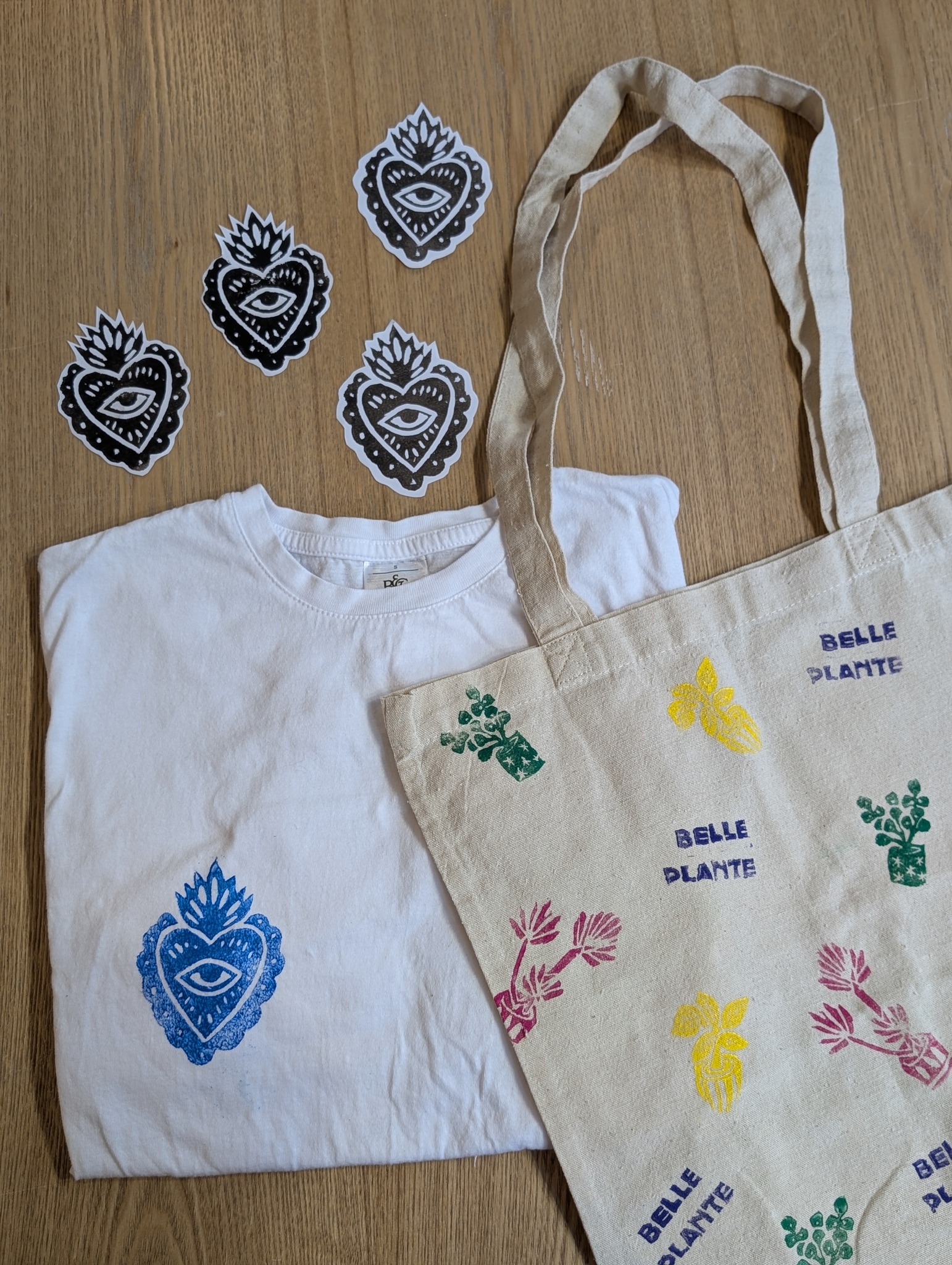 La linogravure s’invite à l’atelier le 12 février✨
On te propose de tester cette technique d’impression artisanale sur tote bag, tee-shirt ou sur feuille 🎨
À toi de choisir : un accessoire à porter, un objet du quotidien ou une création à encadrer 💛
Dans tous les cas, une pièce unique faite de tesmains ✨
#LesRecreativesTours #Linogravure #AtelierCreatif #FaitMain #ImpressionArtisanale