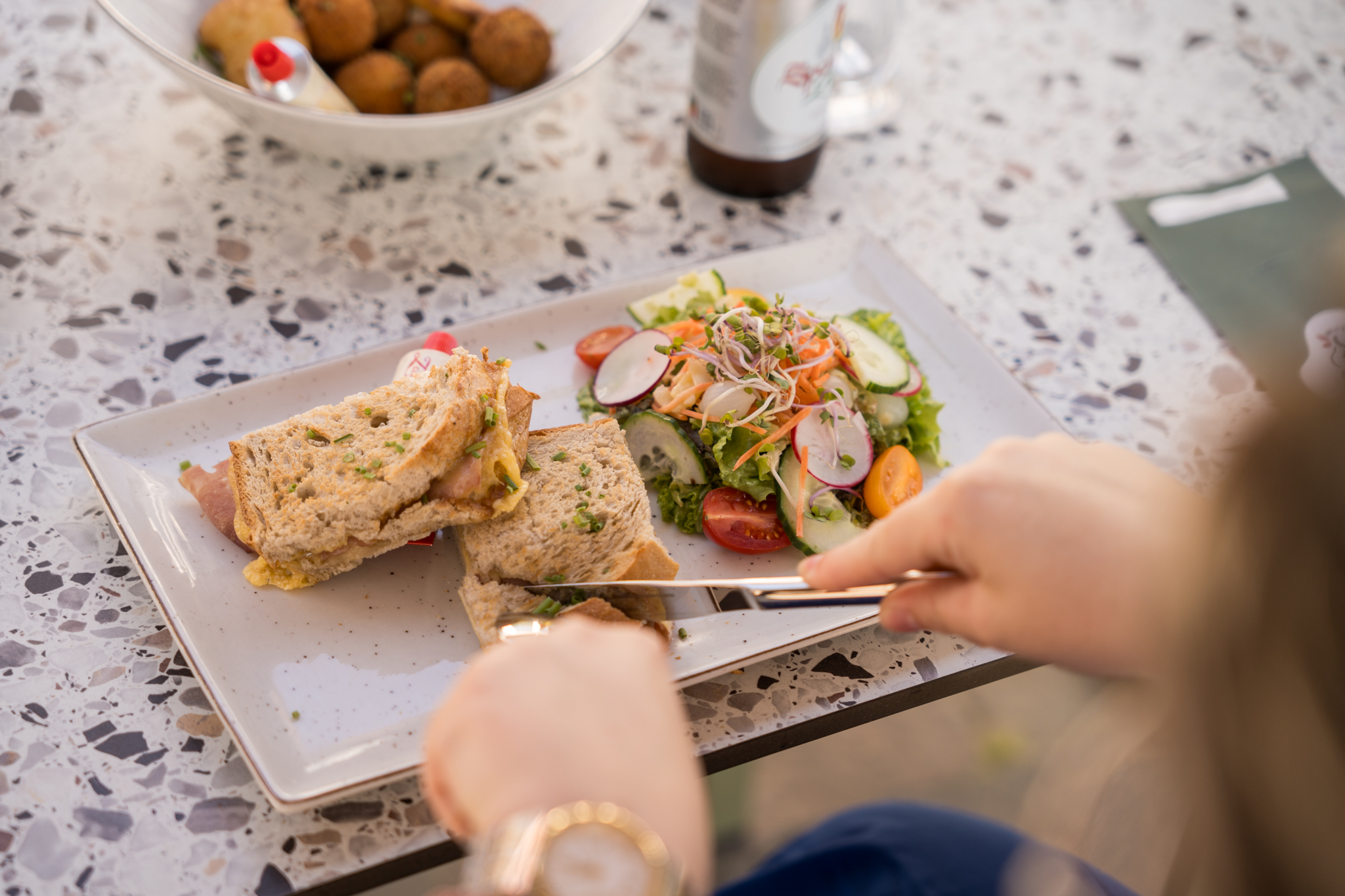 Zin in een heerlijke lunch? Dan zit je ๐ ๐ข๐ธ๐ฏ๐ฒ๐ฎ helemaal goed. Onze kaart staat vol lekkers:
๐ฅช Tostiโs
๐ฅ Paniniโs
๐ฅ Salades
๐ฅ Belegde broodjes
๐ด Specials
De keuze is รฉcht reuze! Wij zijn benieuwd: welk lunchgerecht heb jij al bij ons geprobeerd? ๐