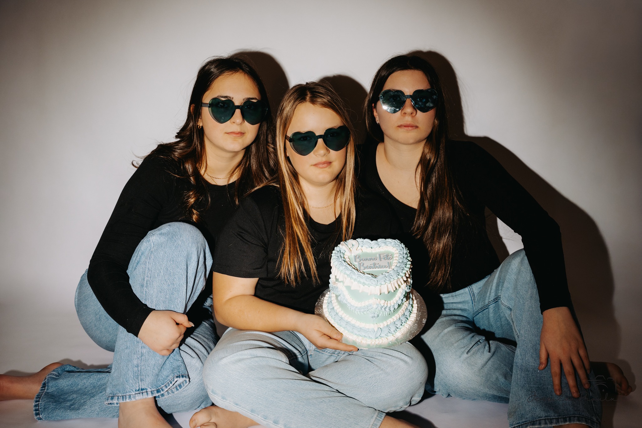 Bonne fête Béatrice ✨🩵
Trois merveilleuses amies sont passées au studio pour célébrer les 12 ans de Béa — et quelle belle dose de bonheur ! 🎉
Des fous rires, du plaisir à profusion, un délicieux gâteau 🎂 et surtout… de précieux moments entre amies qui resteront gravés longtemps. 💫
Merci les filles pour votre belle énergie… et encore bonne fête Béa ! 🩵✨
@jessicastafford11 Jessica Stafford #birthday #amies #friends #celebration #photoshoot