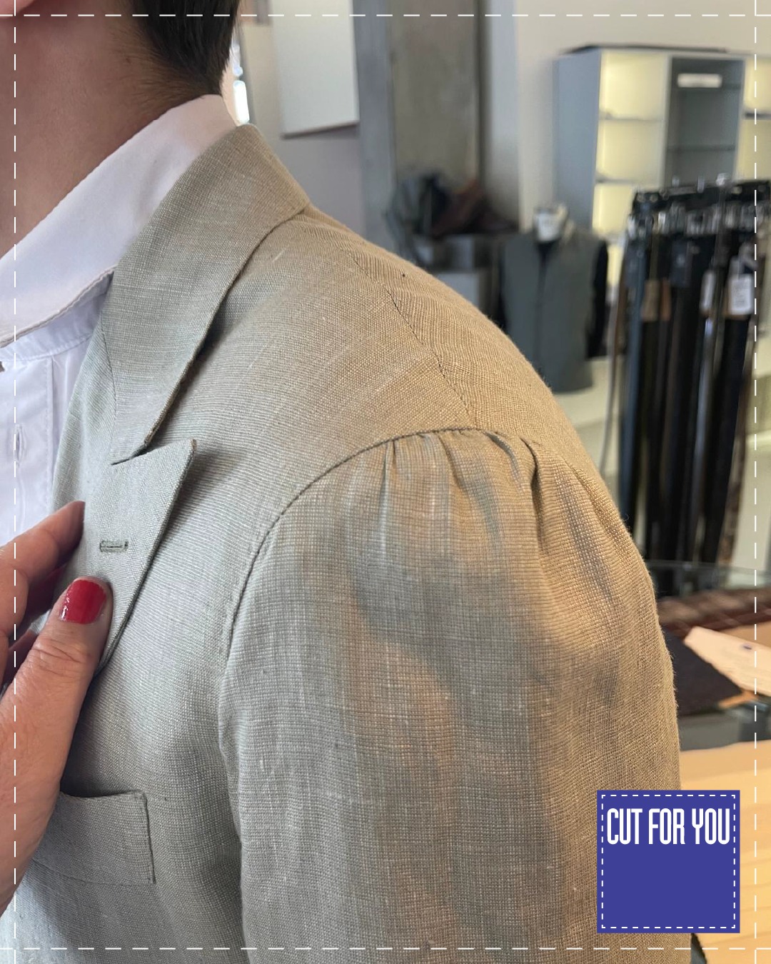 Ausbildung bedeutet bei uns, Materialien und Verarbeitung wirklich zu verstehen.
Unser Azubi Leandro trägt hier ein neues Tuch von Loro-Piana-Tuch aus Wolle, Seide und Leinen: eine Qualität, die Leichtigkeit, Struktur und einen feinen Glanz vereint. 🧶
In Verbindung mit der Spalla Camicia, dem Markenzeichen der neapolitanischen Schneiderkunst, entsteht eine besonders natürliche Schulter. Diese italienische Verarbeitung folgt der Körperlinie ohne harte Polsterung und sorgt für hohen Tragekomfort sowie eine entspannte, elegante Silhouette.
Gerade bei hochwertigen Tuchen zeigt sich, wie entscheidend handwerkliche Details für den Charakter eines Sakkos sind und warum Maßarbeit weit über den Schnitt hinausgeht.
Übrigens: Mit dem Erwerb von Maßbekleidung tragen Sie dazu bei, unsere Umwelt zu entlasten. Bei Cut For You wird kein Kleidungsstück produziert, das nicht auch den Weg zu Ihnen, unseren geschätzten Kunden, findet. Das Vernichten von riesigen Mengen nicht verkaufter Kleidungsstücke nach jeder Saison entfällt bei uns. Hinzu kommt, dass Ihnen unsere Kleidungsstücke durch eine hochwertige Fertigung und besten Materialien lange Freude bereiten werden. Maßbekleidung ist gelebte Nachhaltigkeit.
Cut For You ist Berlins Maßbekleider für Damen und Herren - im Regierungsviertel seit 2003. Wir sind stolz darauf, mehr als 6.000 Kunden betreuen und von unserem ausgezeichneten Preis-Leistungsverhältnis überzeugen zu dürfen. Neben einer persönlichen Beratung setzen wir auf die Unterstützung von 3-D-Bodyscannern, um eine perfekte Passform Ihrer Maßbekleidung zu erzielen.
Wir freuen uns auf Sie! Vereinbaren Sie gleich Ihre ganz persönliche Beratung unter 030-28099981 oder unter cutforyou.com/terminvereinbarung
#cutforyou #berlin #maß #madetomeasure #mtm #maßhemd #maßanzug #mode #herrenmode #damenmode #luxus #individual #mitte #regierungsviertel #3dbodyscanner #3d #bodyscanner #cut #frack #smoking #vanlaack #scabal #gentleman #maßtage #blackfriday #angebot #gutschein