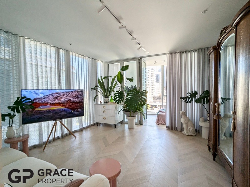 🏙️ For Lease | Luxury Living with Harbour Views
Experience elevated living in the heart of North Sydney. Set within the prestigious Aura development, this refined residence combines breathtaking harbour views, premium finishes, and resort-style amenities — delivering a lifestyle that’s as impressive as its address.
✨ Why You’ll Love It
🌅 Sun-drenched south-east aspect with harbour outlooks
🛋️ Expansive open-plan living flowing to enclosed winter gardens
🍽️ Designer marble kitchen with Gaggenau appliances
🛁 Elegant marble bathrooms & internal laundry
❄️ Ducted air conditioning & smart home automation
🧑💼 Concierge service, secure access & storage cage
🐾 Pet-friendly building
🏊 Resort-Style Amenities
Indoor heated pool, spa, Technogym gym, and an elevated sky deck with BBQs and panoramic harbour views.
📍 Unbeatable Location
Directly next to Victoria Cross Metro, moments to cafés, dining, schools, and just 300m to North Sydney Library.
A standout leasing opportunity — and a clear example of how the right strategy delivers premium results.
📞 Contact Grace Property on 0416 884 168 to arrange your inspection.
Furniture not included.
#GraceProperty #PropertyManagement #ForLease #LuxuryLeasing #HarbourViews #LeaseWithConfidence #SydneyRealEstate