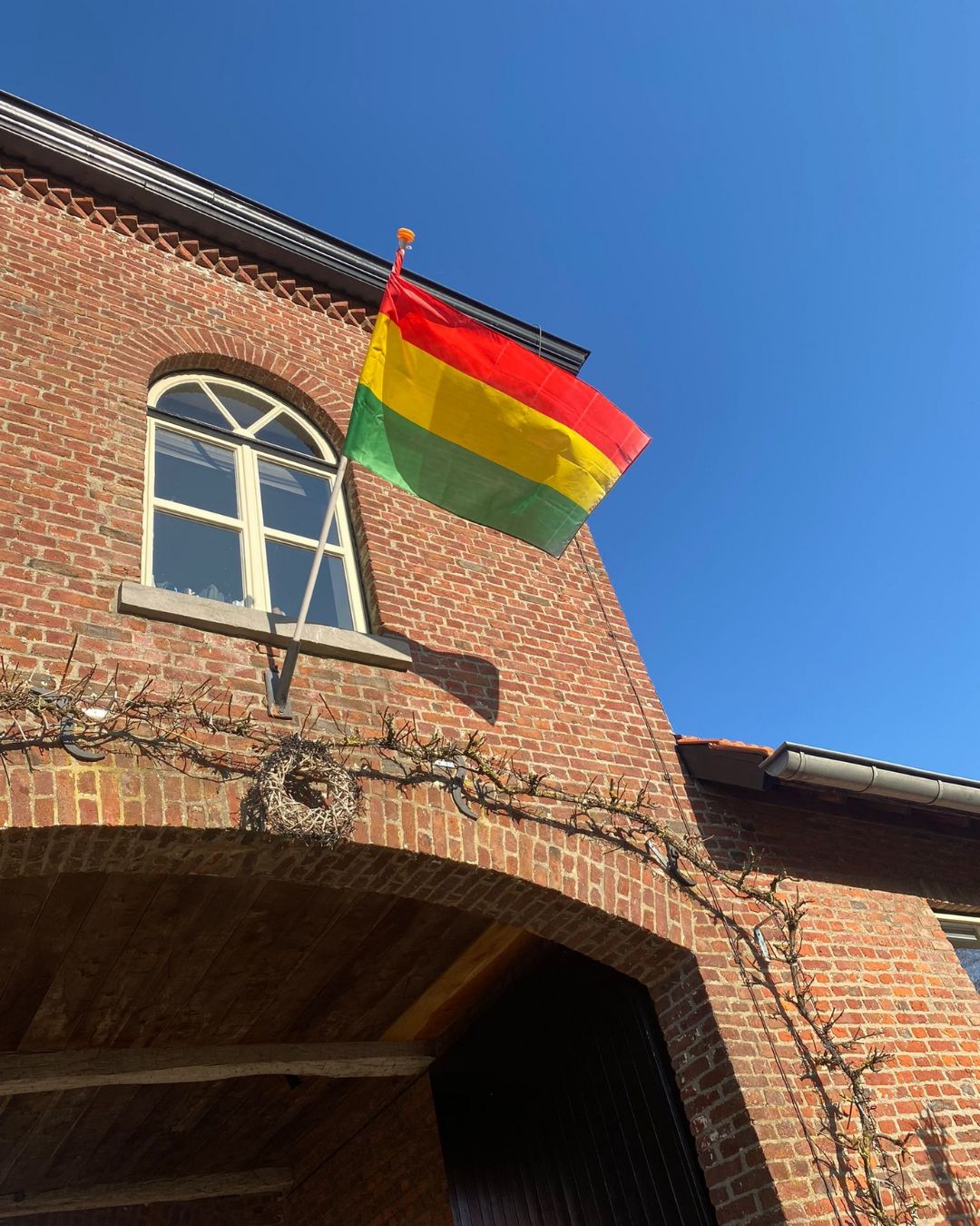 De carnavalsvlag hangt weer uit! Nog even en het leukste feestje van het jaar gaat van start!
Wil je er nog even tussen uit in de voorjaarsvakantie, kom dan logeren bij ons, we hebben nog plek in ons Bakhuis (2-4 gasten):
โค๏ธ1 3 -16 februari
๐23 - 27 februari
๐27 februari - 2 maart
Rondom onze hoeve is het ook in het carnavalsweekend rustig!
#weekendjeweg #weekendjewegineigenland #voorjaarsvakantie #voorjaarsvakantietip #visitzuidlimburg #landvankalk