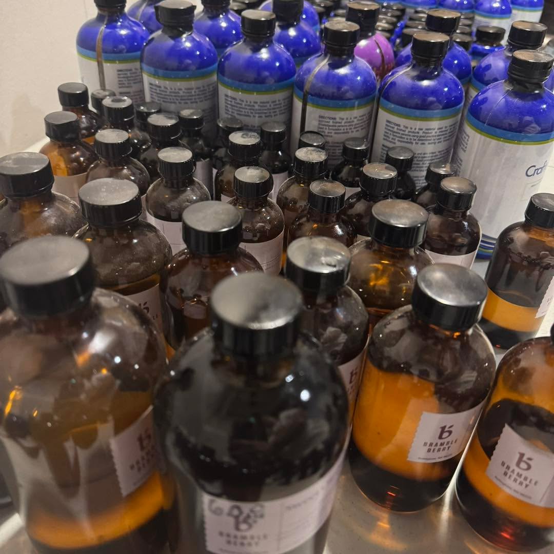 ATTN FELLOW MAKERS! The fragrance oil destash has been updated to include more oils. Shop my website under the FO DESTAH TAB. Wix is calculating shipping for convenience but seems the calculations are high. I will refund any shipping overage. Feel free to ask any questions.
#fragranceaddict #destash
#soapmaker #candlemaker