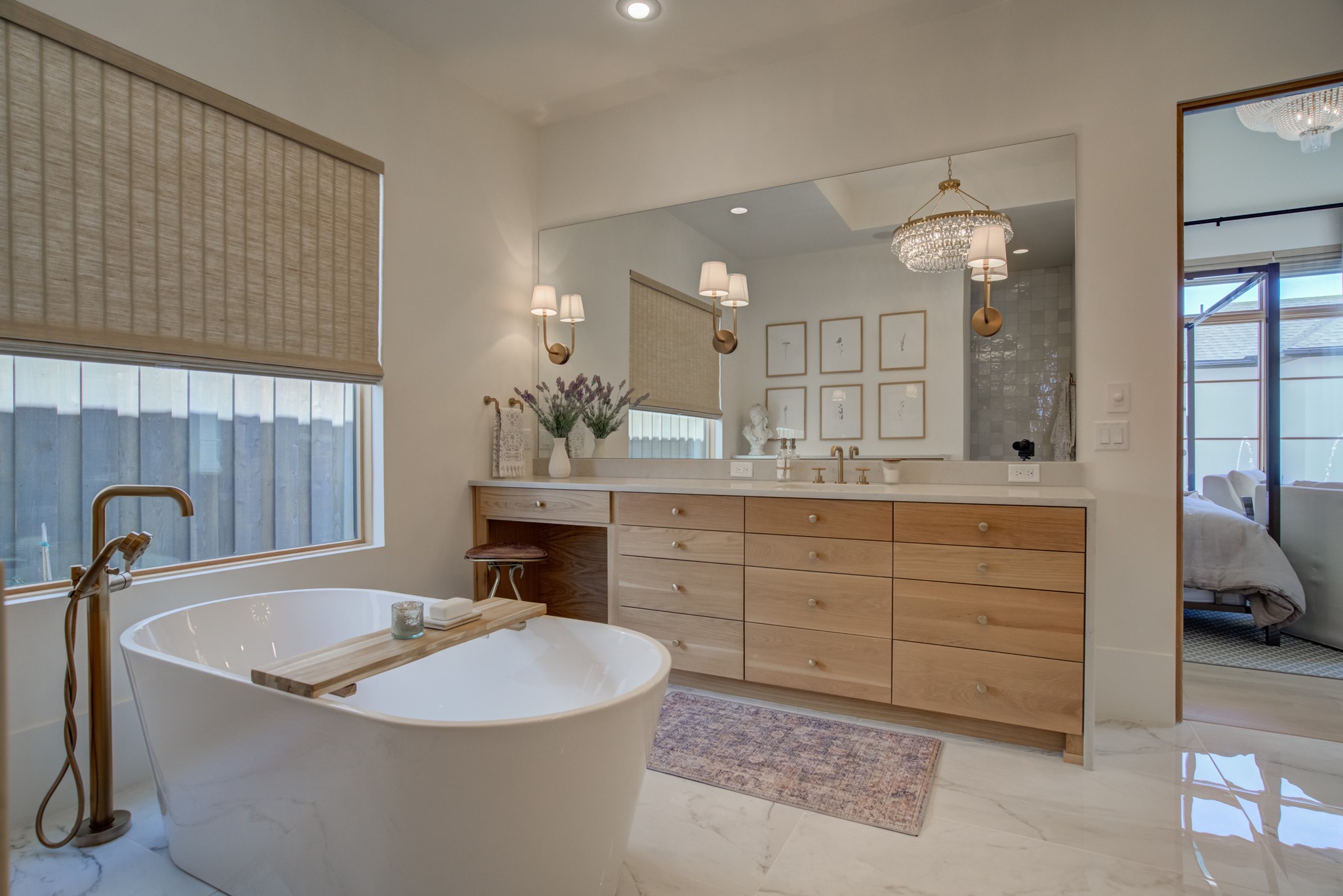 Bathroom luxury ✨
Builder: @derekcooperconstruction
#pddtexas #lubbockcustomhome #lubbockparadeofhomes #lubbockparade #bathroomdesign #ashleyadamsmedia