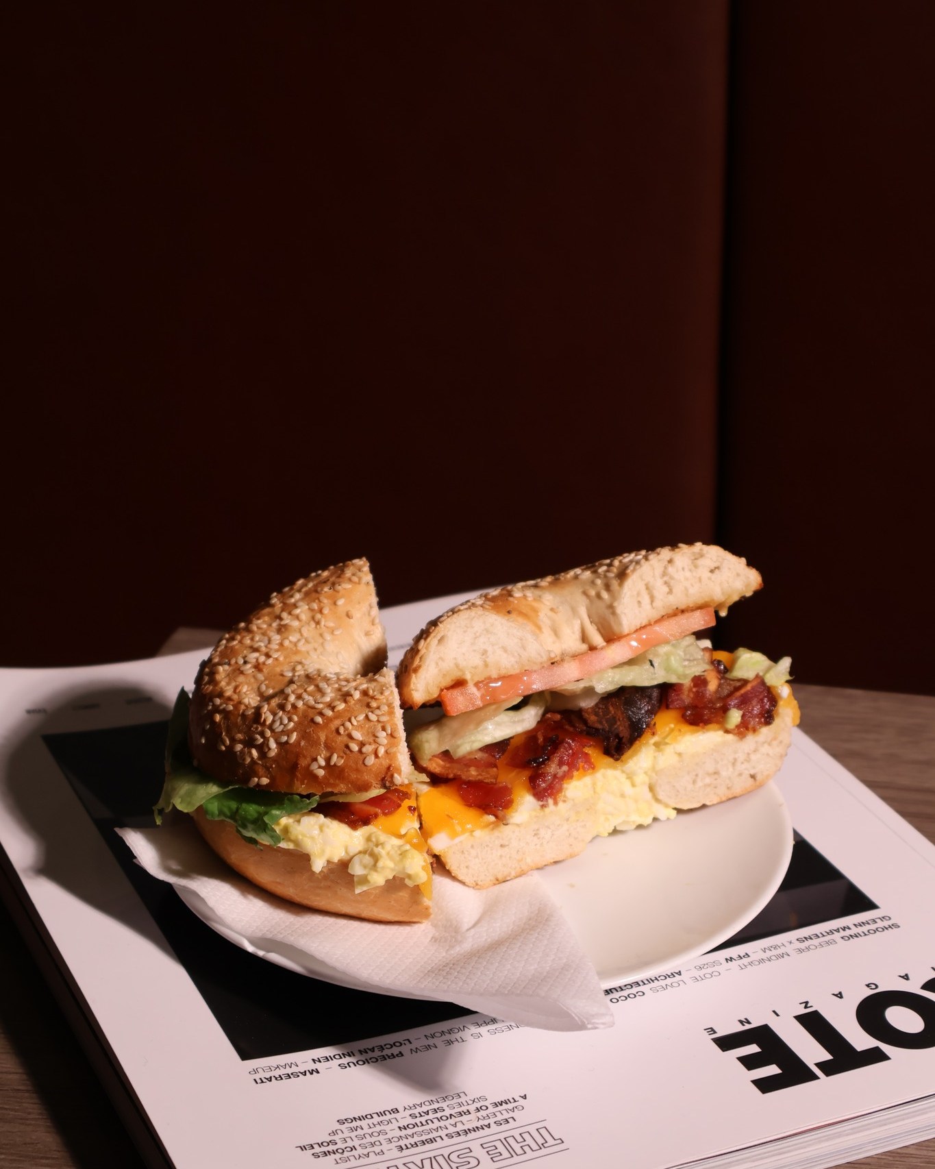 🥯🔥 Le bagel Yummy breakfast !
Un pain moelleux garni d’un œuf mimosa ultra fondant, de salade croquante, de tomates fraîches, de bacon croustillant et de cheddar fondant, le tout nappé de la sauce mayonnaise Edward’s 🤤
Gourmand, équilibré et terriblement addictif.
Chez Edward’s, chaque bagel est préparé à la minute, généreusement garni, pour un plaisir maximal à chaque bouchée.
📍 Sur place ou à emporter
À savourer sans la moindre hésitation !
#bagellovers #edwardsgeneve #sandwichlover #faitmaison #urbanfood