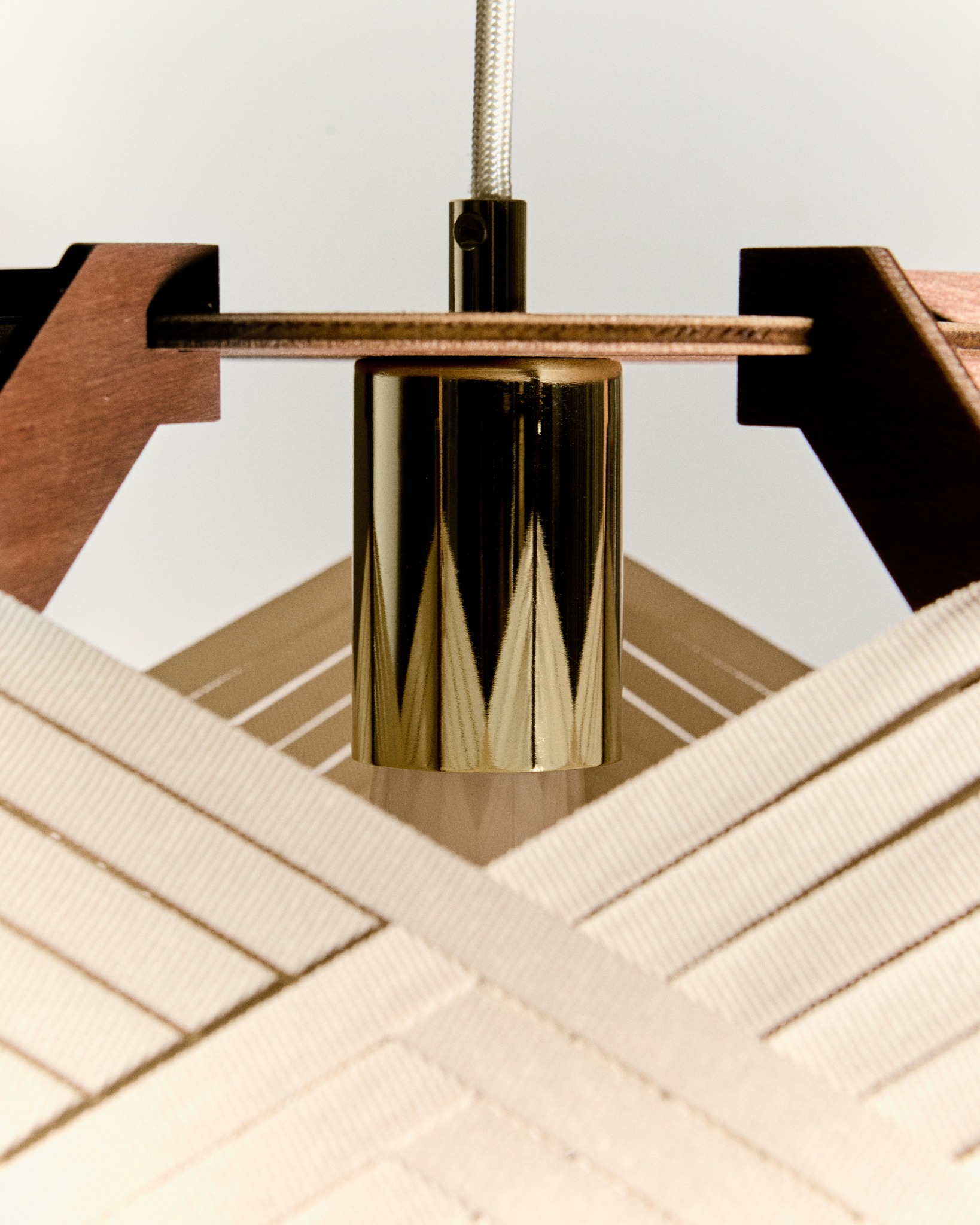 Les détails de la suspension Sora L- blanc cassé sous le regard de @agathebdn 📷
Crédits photos : @agathebdn
#regardsensible #regarddartiste #photographieauteur #universartistique
#artisanatfrancais #artisancreateur #madeinfrance #pieceunique
#luminaireartisanal #lampeartisanale #designartisanal #objetdesign
#creationartisanale #savoirfairefrancais #faitmain
#processuscreatif #emotionsvisuelles #visionartistique
#designcontemporain #artetmatiere