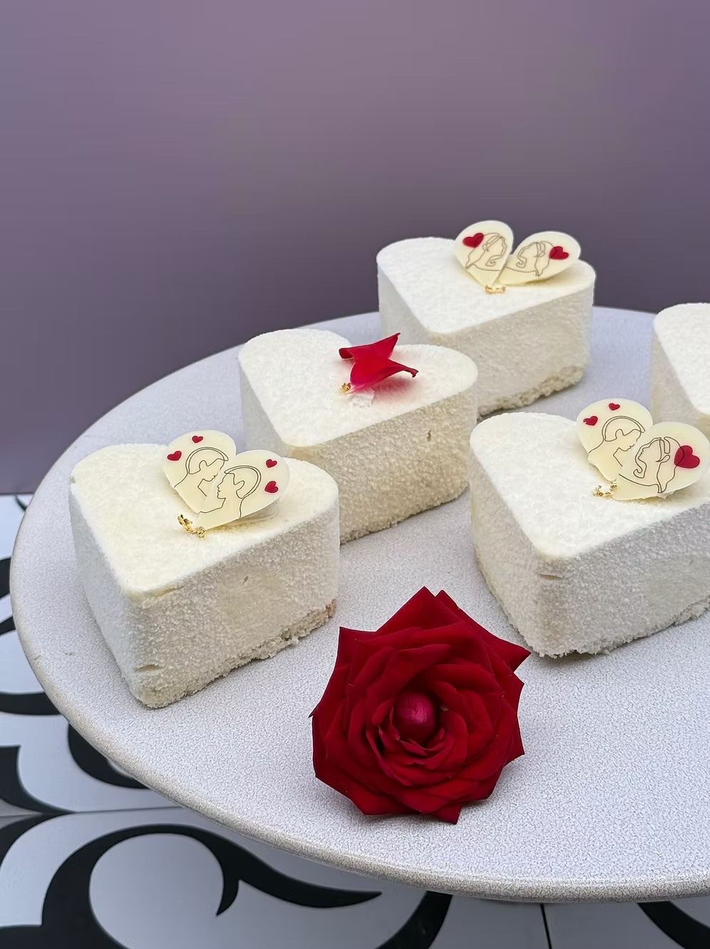 Liebe geht durch den Magen – und am Valentinstag am besten durch unsere Herzen! 💕
Ob fruchtig, cremig oder vegan: Bei uns findet ihr das perfekte Valentinstagsherz.
💛 White Lady mit Sauerkirsch
💛 New York Cheesecake
💛 Mango Mambo
💛 Vegane Petit Four Herzen
Sichert euch euren süßen Liebesgruß – jetzt im Cake Shop bestellen und eure*n Herzensmensch überraschen! 🍰💌
#PrincessCheesecake #Valentinstag2026 #CheesecakeLove #SweetHearts #VeganLover