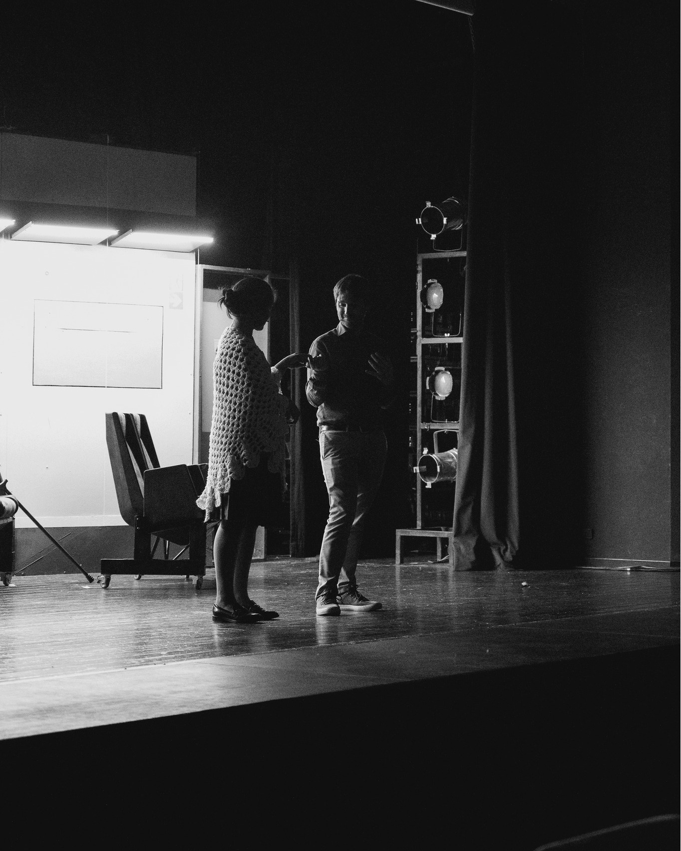 Tre scatti, un palco, una storia che continua.
Rivedere questi momenti ci ricorda l’energia che ci ha portati fin qui: passi, voci, luci, quella tensione bella che vibra un secondo prima che tutto inizi.
Mentre prepariamo il prossimo spettacolo, sentiamo addosso la stessa adrenalina, anzi, forse ancora di più.
OPEN BAR - 18 - 19 Aprile
Per info e biglietti link in bio
📷 @oettam.onnam & Luca Manno
#pime #spettacolo #missione #passione #volontariato #teatro #ricordi #lamangrovia