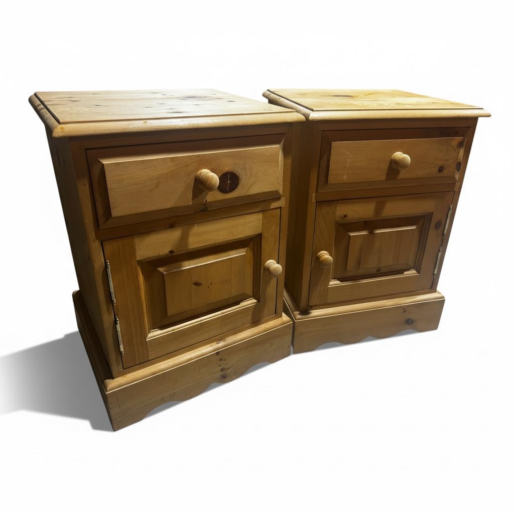 JUST IN
Solid pine, solid drawers, dovetail joints
Www.Claresboutique.Com