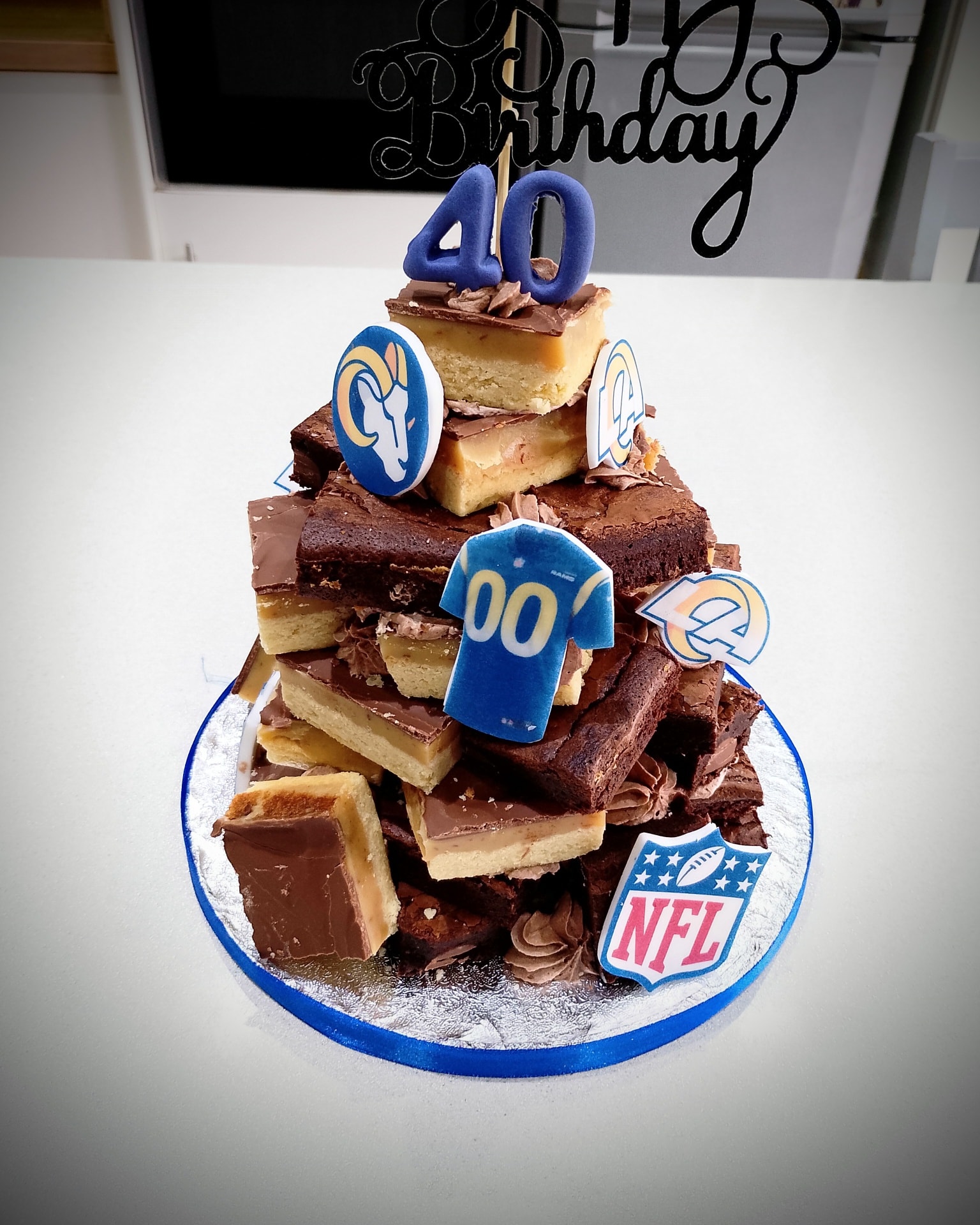 Dominic turns FORTY
happy birthday to you
Brownie and millionaire shortbread tower with some personalised toppers 🎉