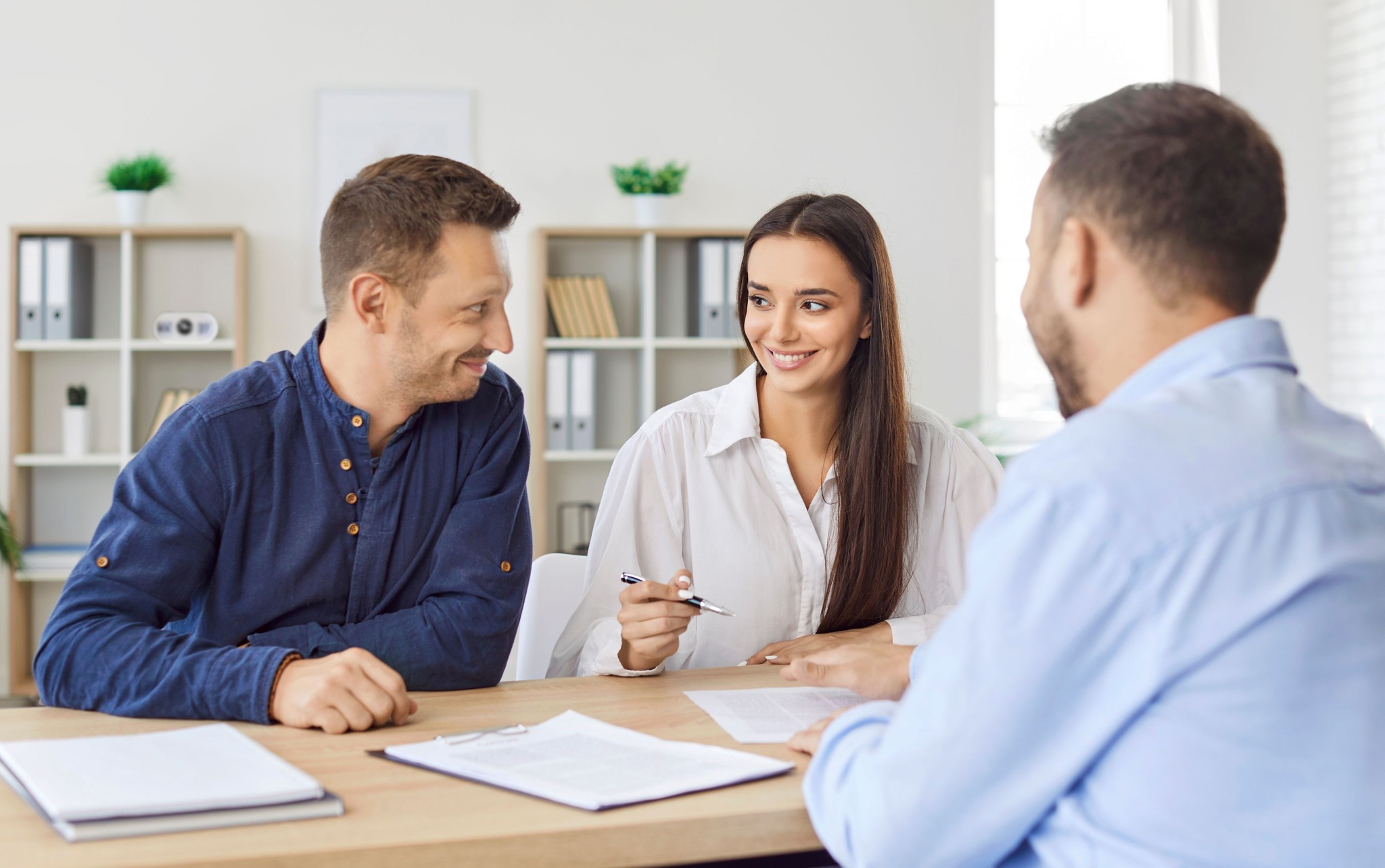 Das kleine 1x1 beim Immobilienkauf!
Mit dem Kauf einer Immobilie gehen die meisten von uns langfristige, finanzielle Verpflichtungen ein. Deshalb ist es wichtig, sich über die Rechte und Pflichten als Käufer von Anfang an im Klaren zu sein.
Hier ein paar wichtige Tipps und Hinweise, die unbedingt bereits vor Abschluss eines Kaufvertrages berücksichtigt werden sollten. Wir für Sie!
Immobilie genau kennen:
Bei der Besichtigung ist es wichtig, sich alle Räume der Immobilie zeigen zu lassen. Dadurch wird sichergestellt, dass keine offensichtlichen Mängel verborgen werden können.
Energieausweis:
Der Verkäufer ist verpflichtet, einen maximal 10 Jahre alten Energieausweis auszuhändigen. Der Energieausweis gibt Auskunft darüber, wie viel Energie das Haus bzw. die Wohnung unter bestimmten Normbedingungen verbraucht und auf welchen Energieträgern die Energieversorgung basiert.
Grundbuchauszug:
Bei der Anschaffung einer Immobilie muss unbedingt ein aktueller Grundbuchauszug vorgelegt werden. Hieraus sind die Eigentumsverhältnisse und eventuelle Rechte und Belastungen der Immobilie ersichtlich.
Sachverständiger:
Als Laie können mitunter nicht alle Mängel festgestellt werden. Deshalb empfiehlt es sich, einen Sachverständigen zu Rate zu ziehen. Am besten schon gleich bei der Besichtigung.
Kaufvertrag :
Die Kaufvertragserstellung und treuhändige Abwicklung muss unbedingt von einem Notar oder Rechtsanwalt erfolgen. Ganz wichtig ist dabei, dass auch etwaige mündlich besprochene Punkte im Kaufvertrag schriftlich festgehalten werden.
Bei jedem Immobilienkauf gibt es unzählige individuelle Punkte, die vorab berücksichtigt und geklärt werden müssen. Damit die Investition in eine Immobilie auch langfristig eine sinnvolle und gewinnbringende Geldanlage ist, sollte der Kauf nur von einem Fachmann – dem Immobilienmakler – abgewickelt werden. Lassen Sie sich unverbindlich von uns beraten!
👨💼 Fragen zum Kaufprozess? Nico Troy ist für euch da!
📞 +43 5572 375252 371
📧 nico.troy@bb-immobilien.at
🌐 bb-immobilien.at
#vorarlberg #wohnung #immobilienmakler #umzug #immobilien #neuewohnung #immobilienvorarlberg #realestate #wohnungskauf #wohneigentum #eigentumswohnung