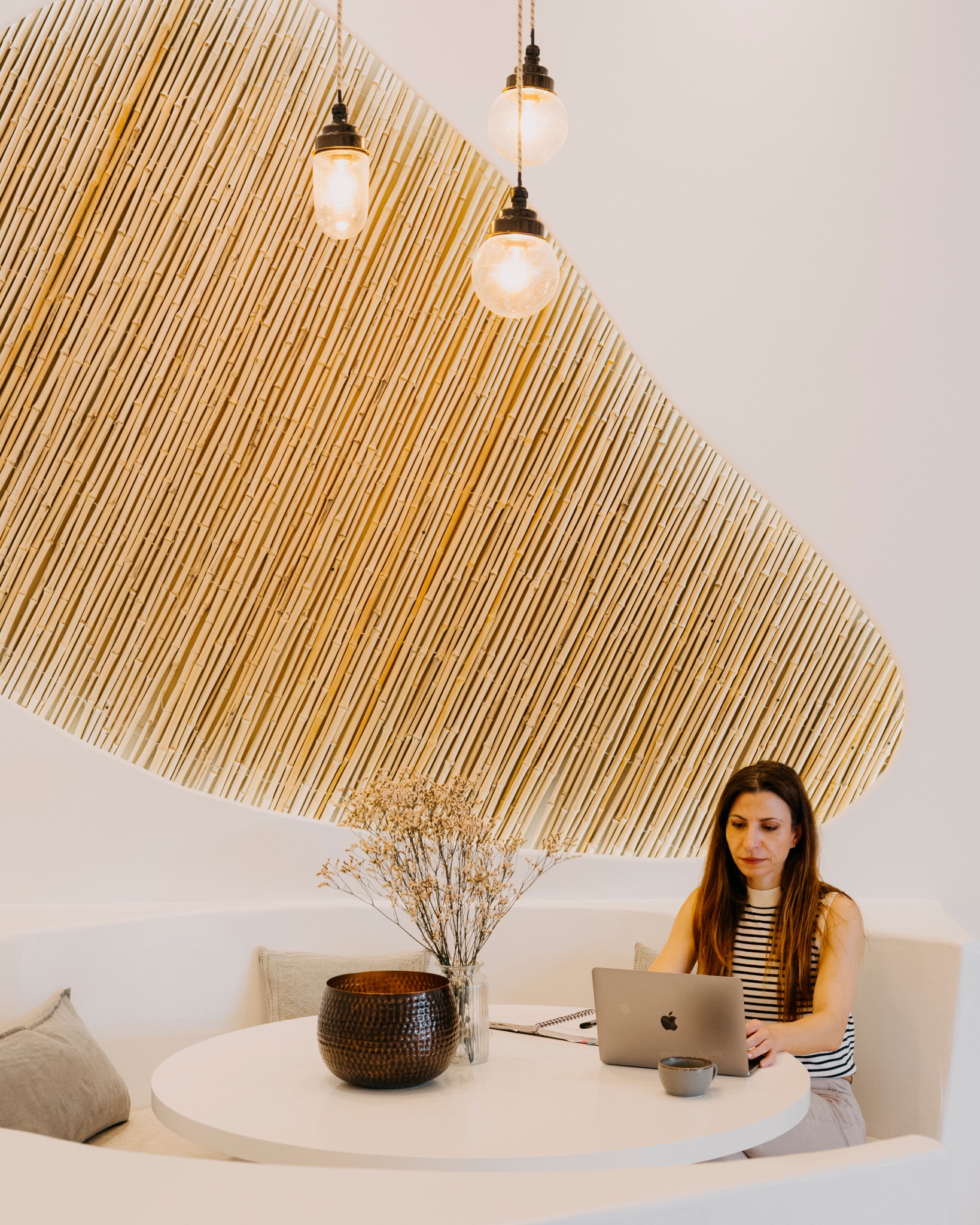 Staying at Arcade Hotel for business?👩💻
If you prefer not to work from your room, our calm and thoughtfully designed lobby area is here to welcome you.
📸 @marizacaps
#athensbusiness #athenshotels