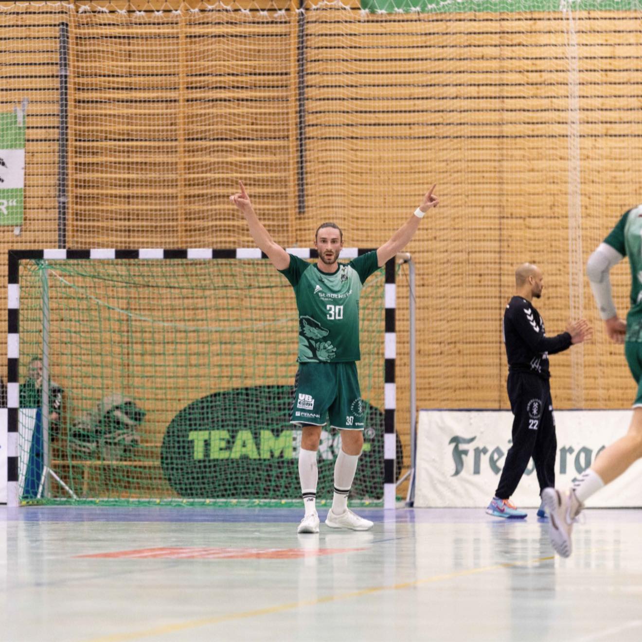 So machen Heimspiele richtig Spaß:🤾🏼♂️🥅🤾
Denn unsere Dachse der HSG Freiberg sind von Beginn an stark ins Spiel gestartet. Schon nach wenigen Minuten führten wir 5:3 – und man hat gemerkt, dass heute was geht. Die Mannschaft wirkte von Anfang an fokussiert, selbstbewusst und hat in der Abwehr zugegriffen.
Den Vorsprung haben wir bis zur Halbzeit gehalten - klar mit der Stimmung im Dachsbau. Auch in der zweiten Halbzeit wurde jeder Ballgewinn und jedes Tor gefeiert, dies führte zu einem 32:26 Sieg.
Für mich war besonders schön zu sehen, wie geschlossen das Team aufgetreten ist. Der Sieg mit sechs Toren Vorsprung war verdient.
Danke für diesen klasse Handballabend! 🤾🔥
📸 Marcel Schlenkrich (1;2;9;10)