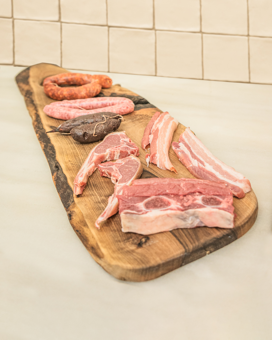 🔥🥩 Barbacoa en marcha
En Carnicería Robres siempre tenemos el combo perfecto para una buena barbacoa:
embutido de calidad y carne seleccionada, lista para disfrutarla como toca… a la brasa.
Solo tienes que encender el fuego y dejar que el resto fluya 😌
Y ahora cuéntanos: ¿qué no puede faltar nunca en tu barbacoa? 🔥
#carniceriarobres #carniceriaecológicarobres #ganaderíaextensiva #km0 #transhumancia