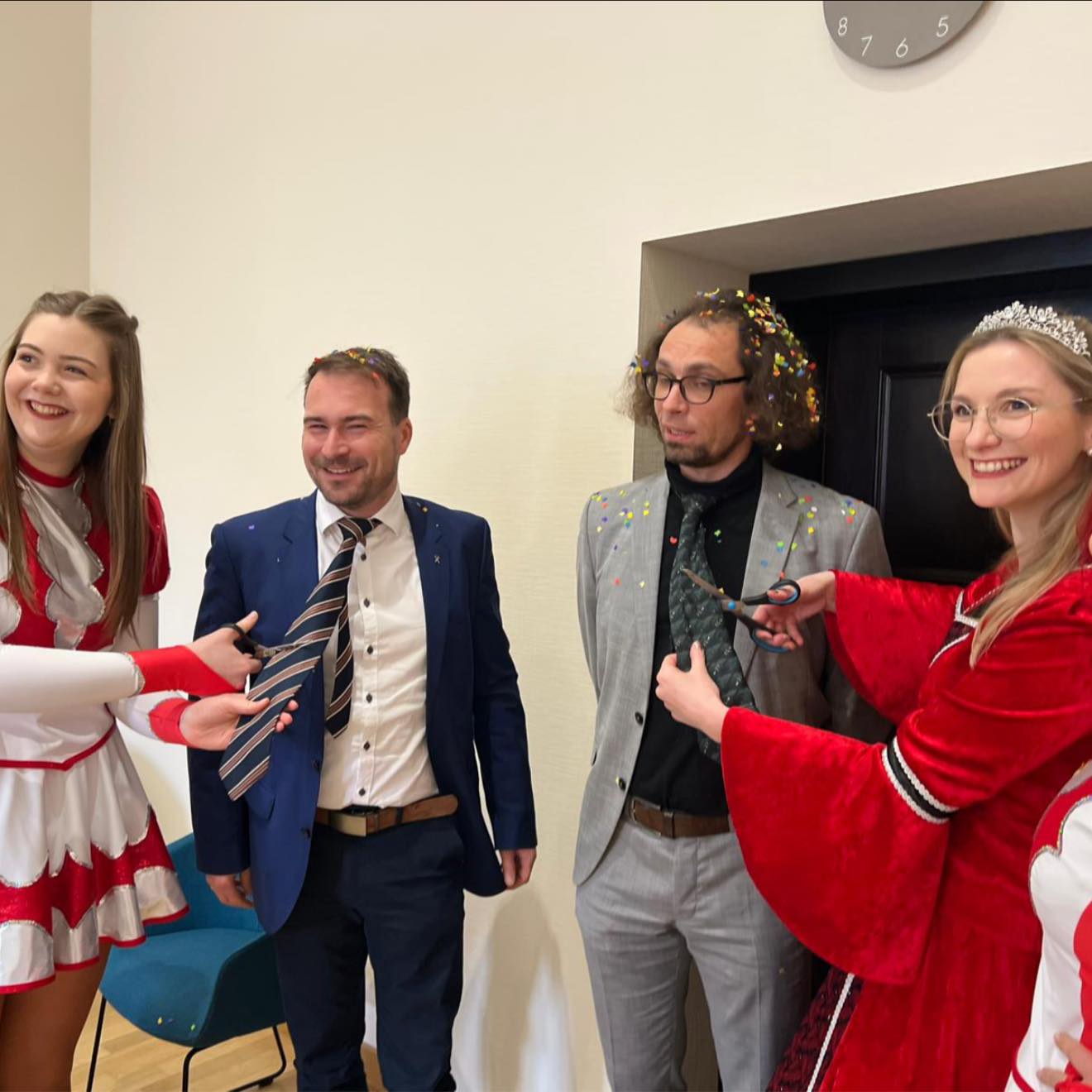 Außergewöhnlichen Besuch hatten wir heute im Rathaus: Traditionell zum Weiberfasching stürmte Prinzessin Lucy in Begleitung der Funken unsere Büros. Und wie es der Brauch verlangt, wurden die Krawatten kurzerhand gekürzt. Die Spuren waren danach deutlich sichtbar: Konfetti überall.
Aus den Fängen der „Konfetti-Hexen“ kamen wir nur mit einem „Lösegeld“ frei – Pfannkuchen und einem Getränk. Aber genau so soll es in der fünften Jahreszeit sein: viel Spaß, gute Laune und ein bisschen närrisches Treiben.
Damit startet in Freiberg offiziell die heiße Phase des Karnevals. Heute und am Wochenende wartet ein wunderbares Programm unseres Freiberger Karnevalklub im Tivoli Freiberg.
Unter dem Motto: „Bunt und schrill – der FKK macht, was er will!“
Ich freue mich auf viele schöne närrische Stunden. Karten gibts noch an der Abendkasse. Glücki, Glücki, auf! auf!